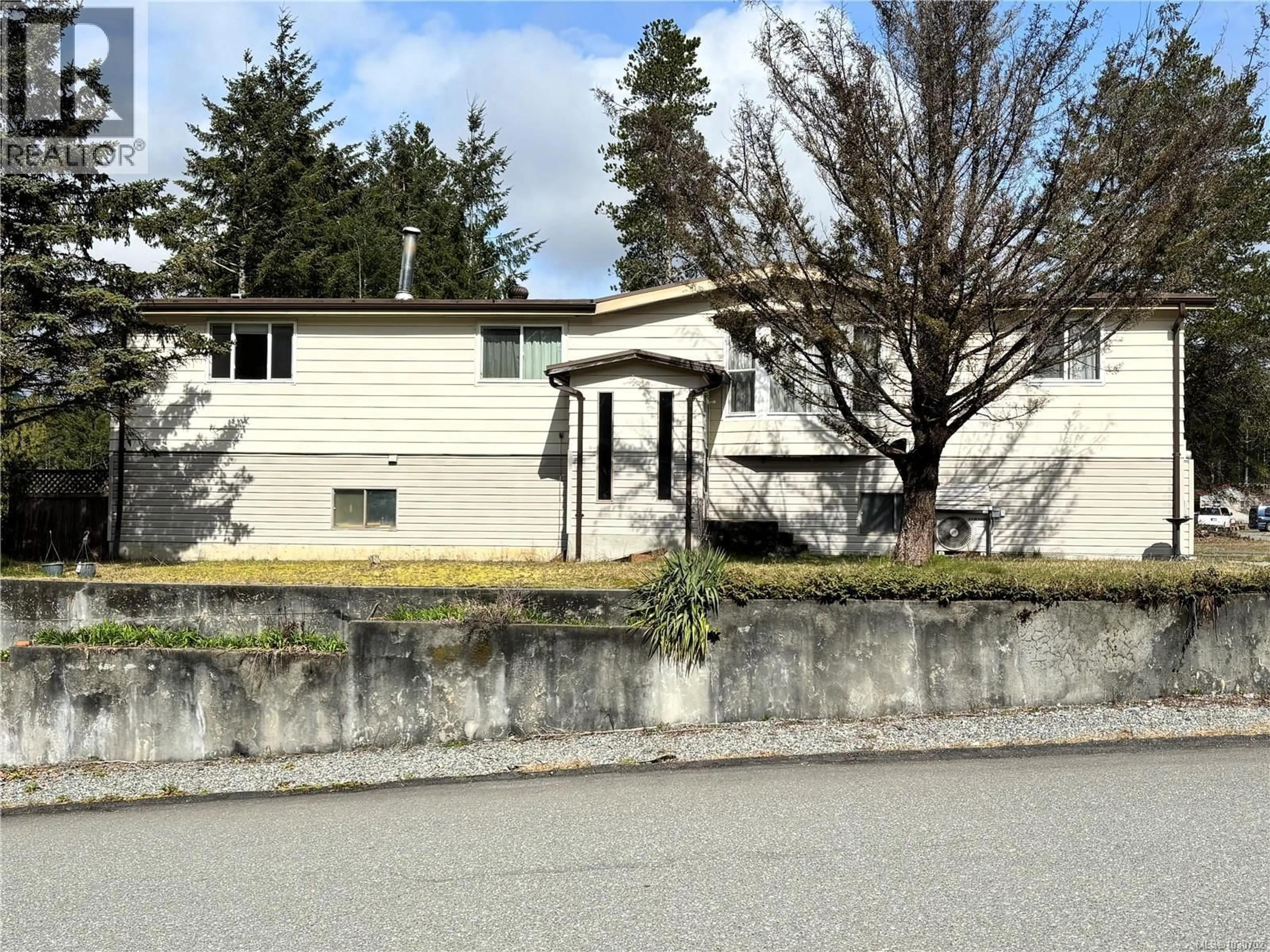 Home with vinyl exterior material, street for 419 GOLDEN HINDE PLACE, Gold River British Columbia V0P1G0