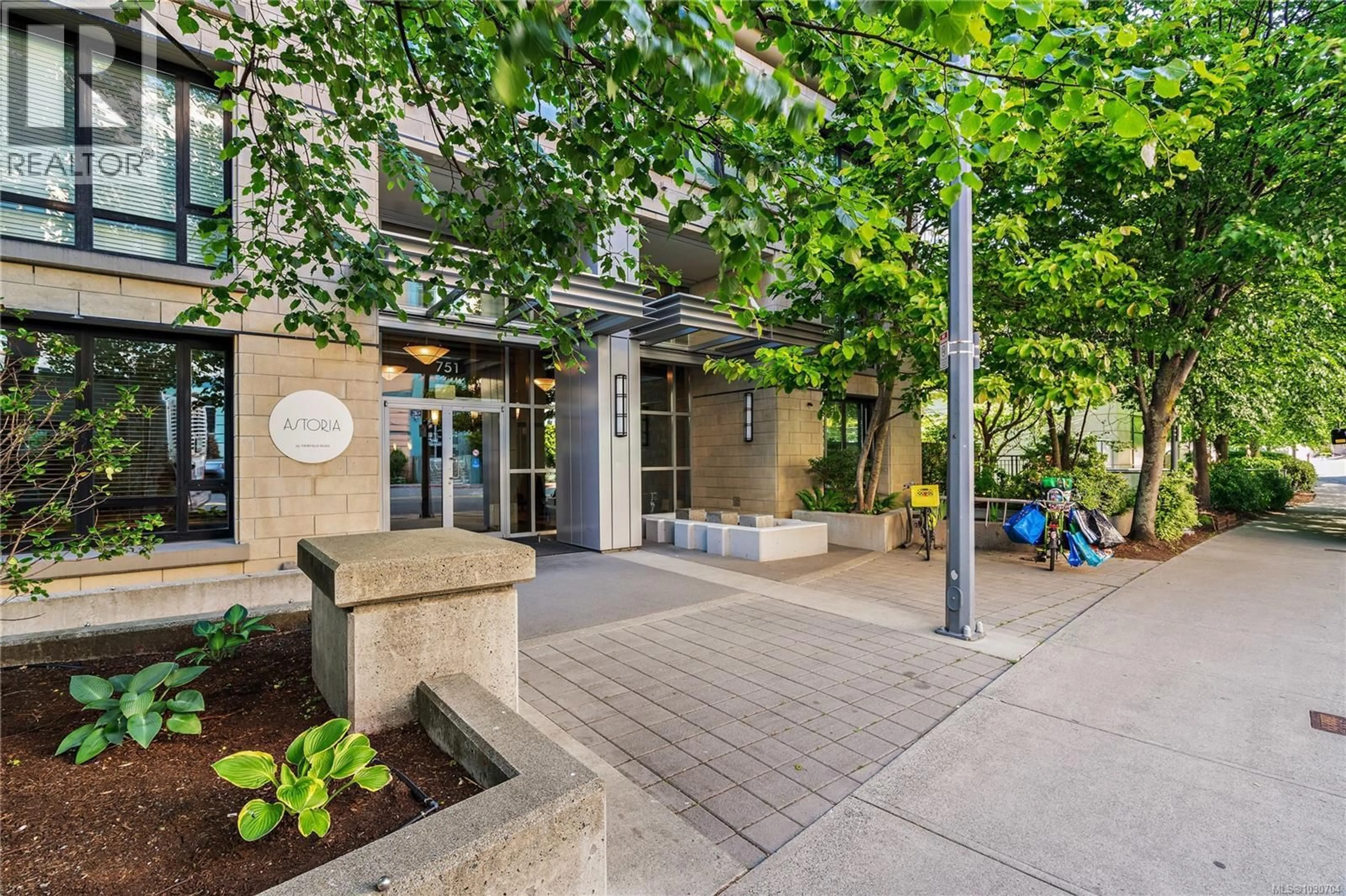 Unknown for 2001 - 751 FAIRFIELD ROAD, Victoria British Columbia V8W4A4