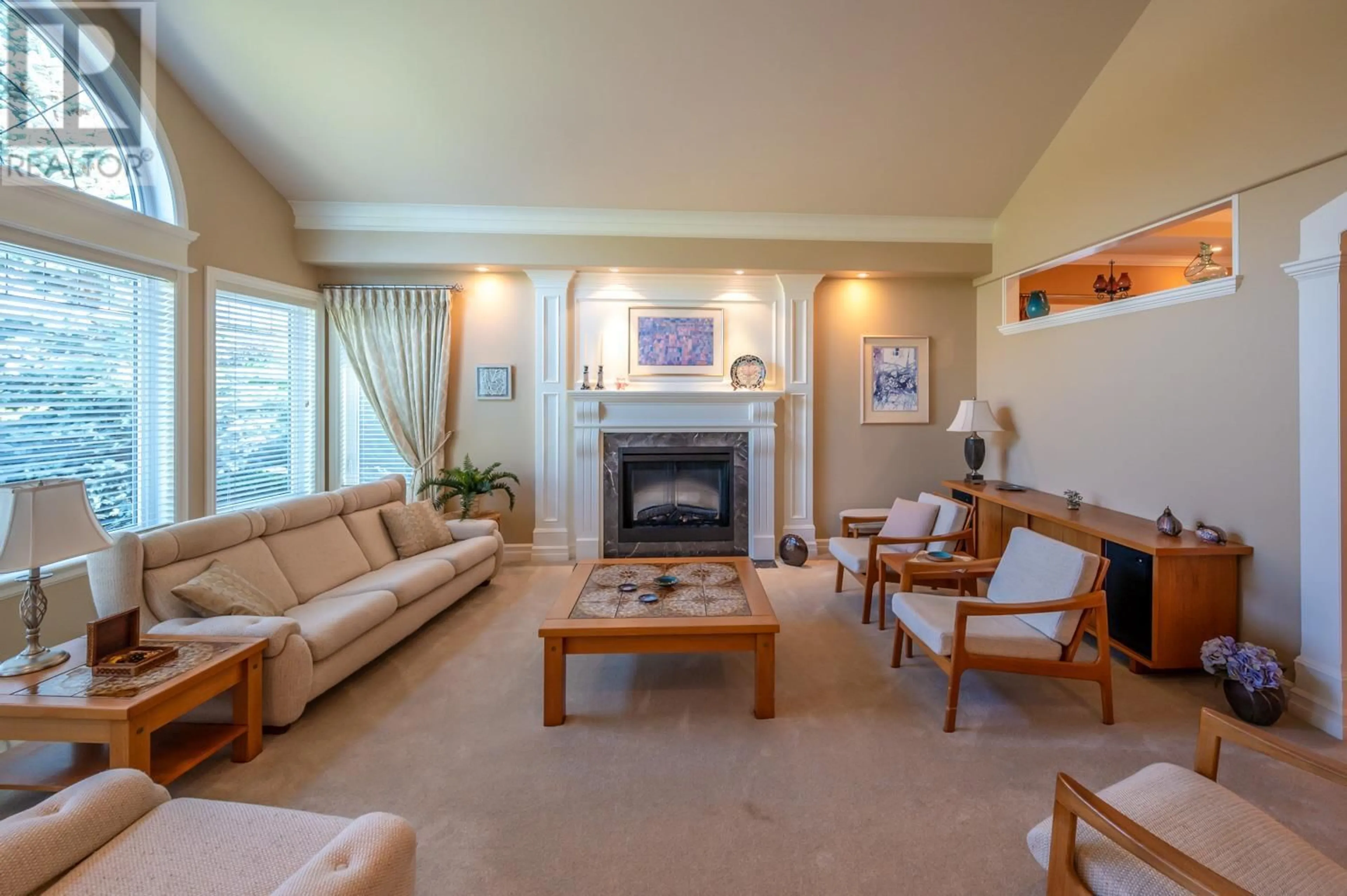 Living room, carpet floors for 2514 EVERGREEN Drive, Penticton British Columbia V2A7Y2