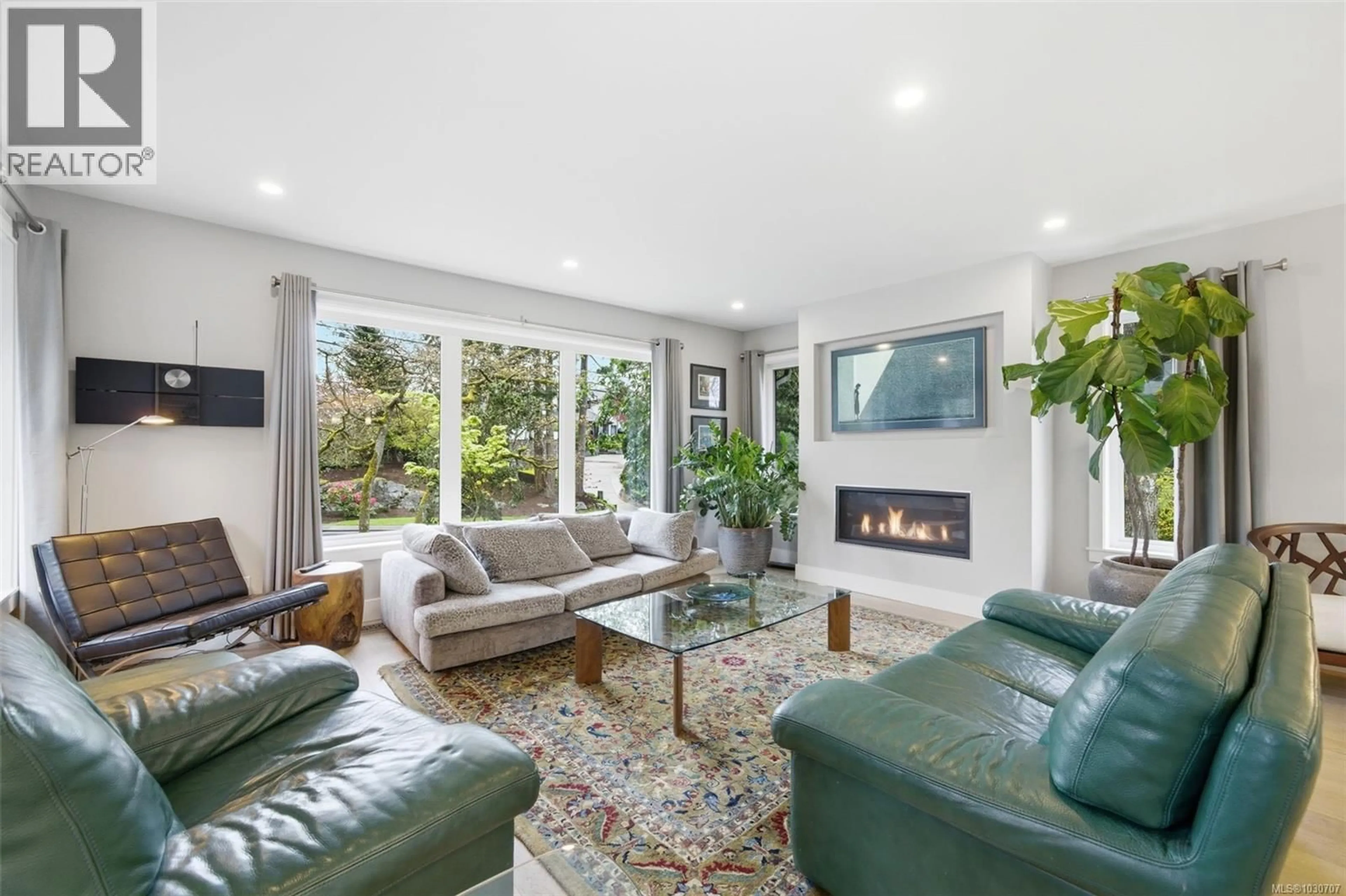 Living room with furniture, unknown for 910 FOUL BAY ROAD, Victoria British Columbia V8S4H8