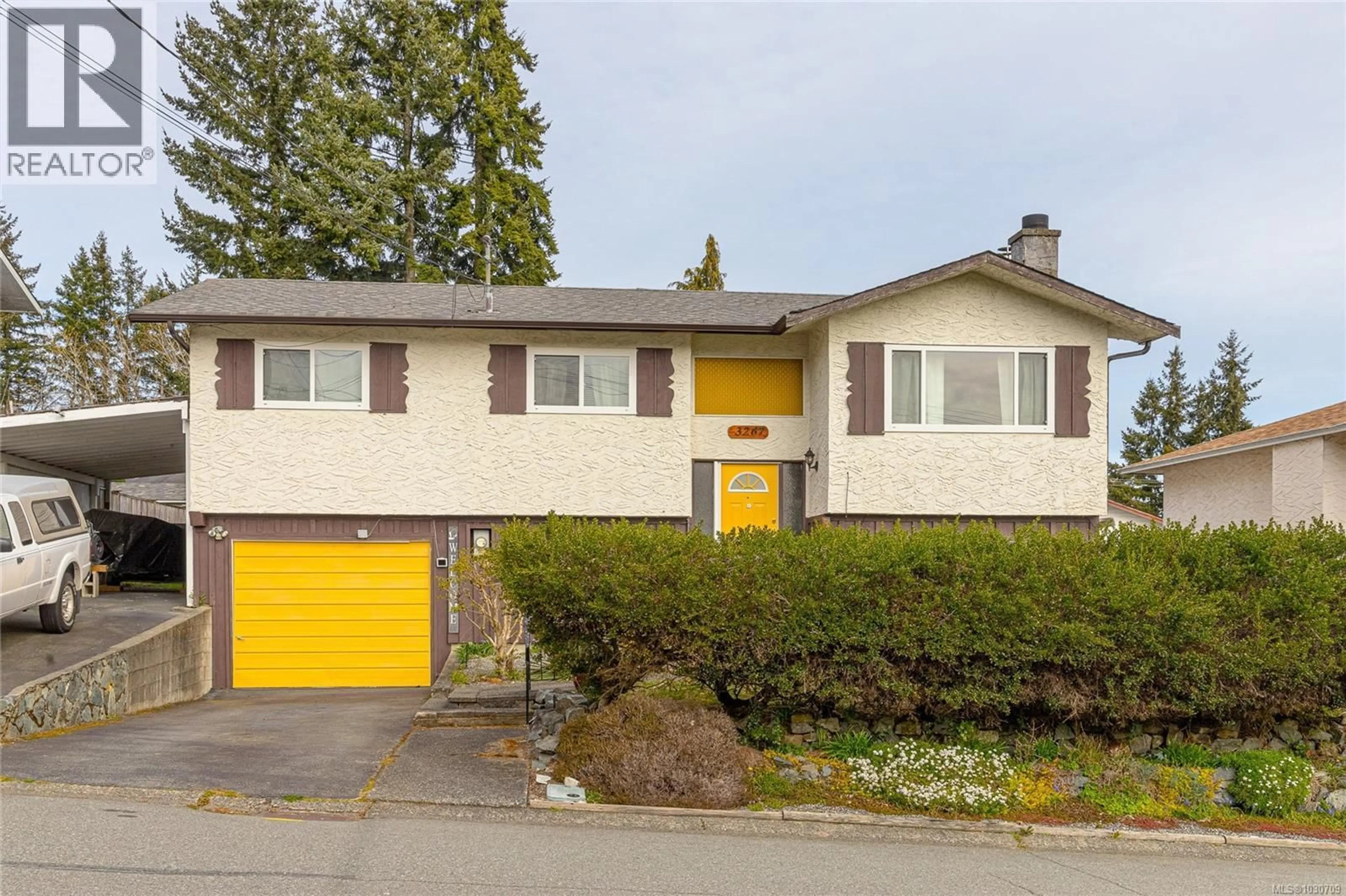 Home with vinyl exterior material, street for 3267 COOK STREET, Chemainus British Columbia V0R1K2