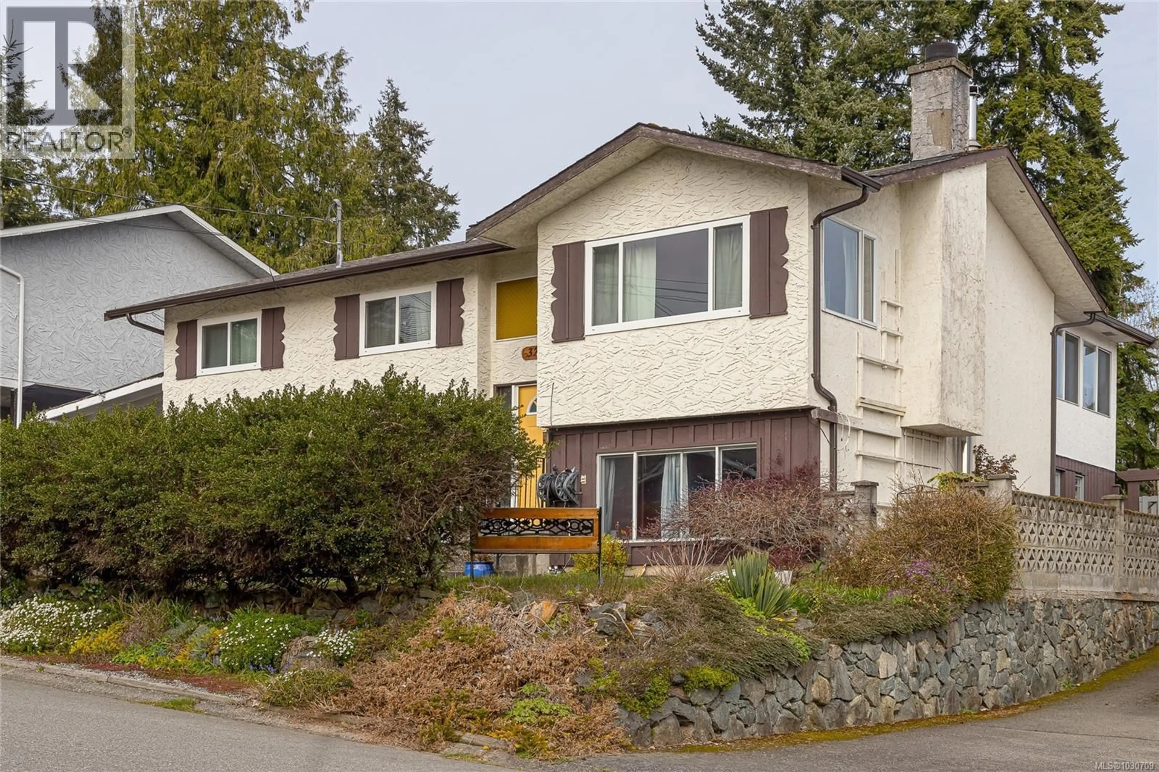 Home with vinyl exterior material, street for 3267 COOK STREET, Chemainus British Columbia V0R1K2