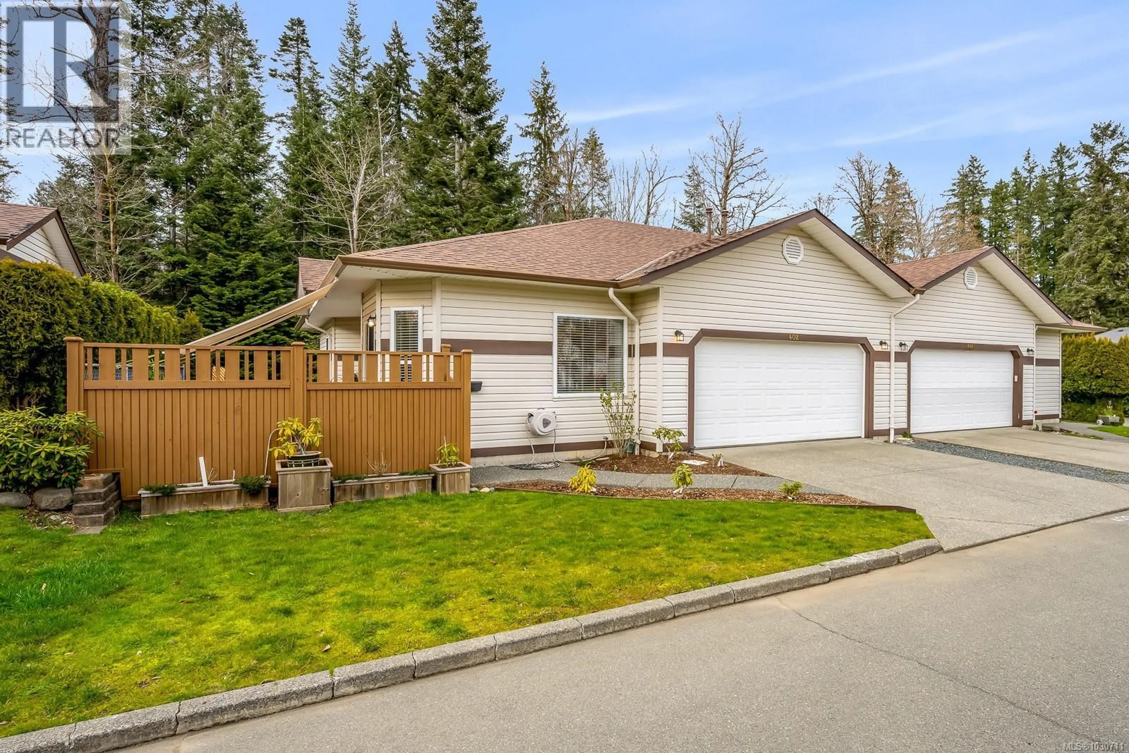 Home with vinyl exterior material, street for 402 - 2727 1ST STREET, Courtenay British Columbia V9N9C8