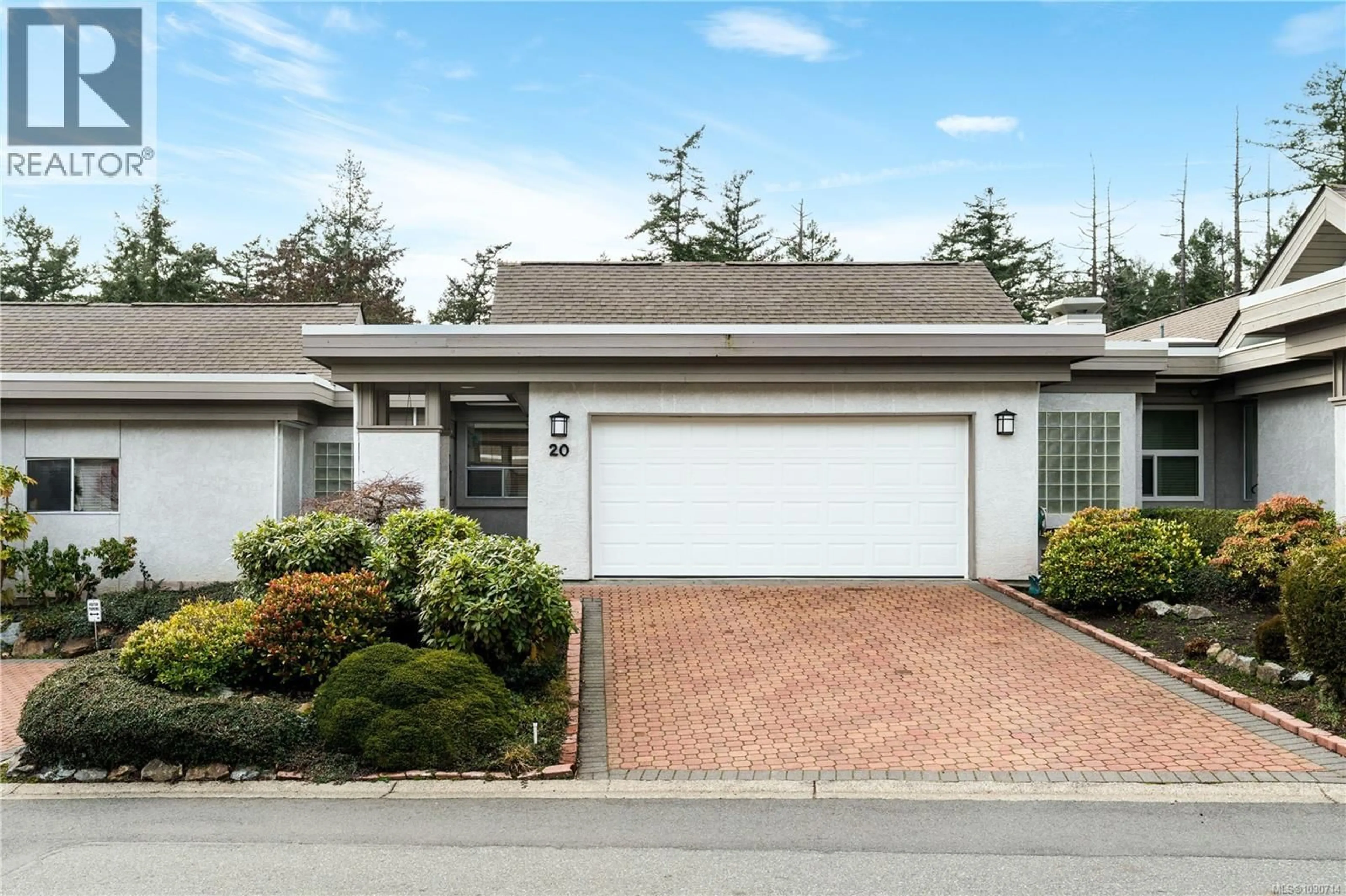Home with vinyl exterior material, street for 20 - 928 BEARWOOD LANE, Saanich British Columbia V8Y3G8