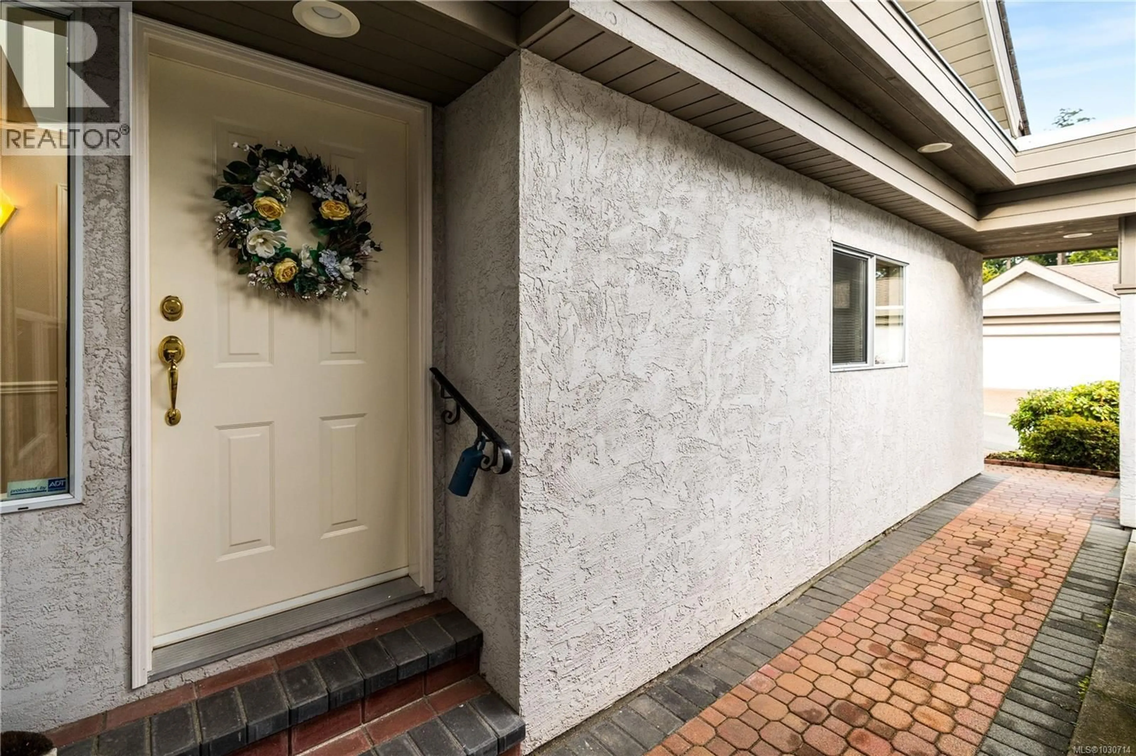 Indoor entryway for 20 - 928 BEARWOOD LANE, Saanich British Columbia V8Y3G8