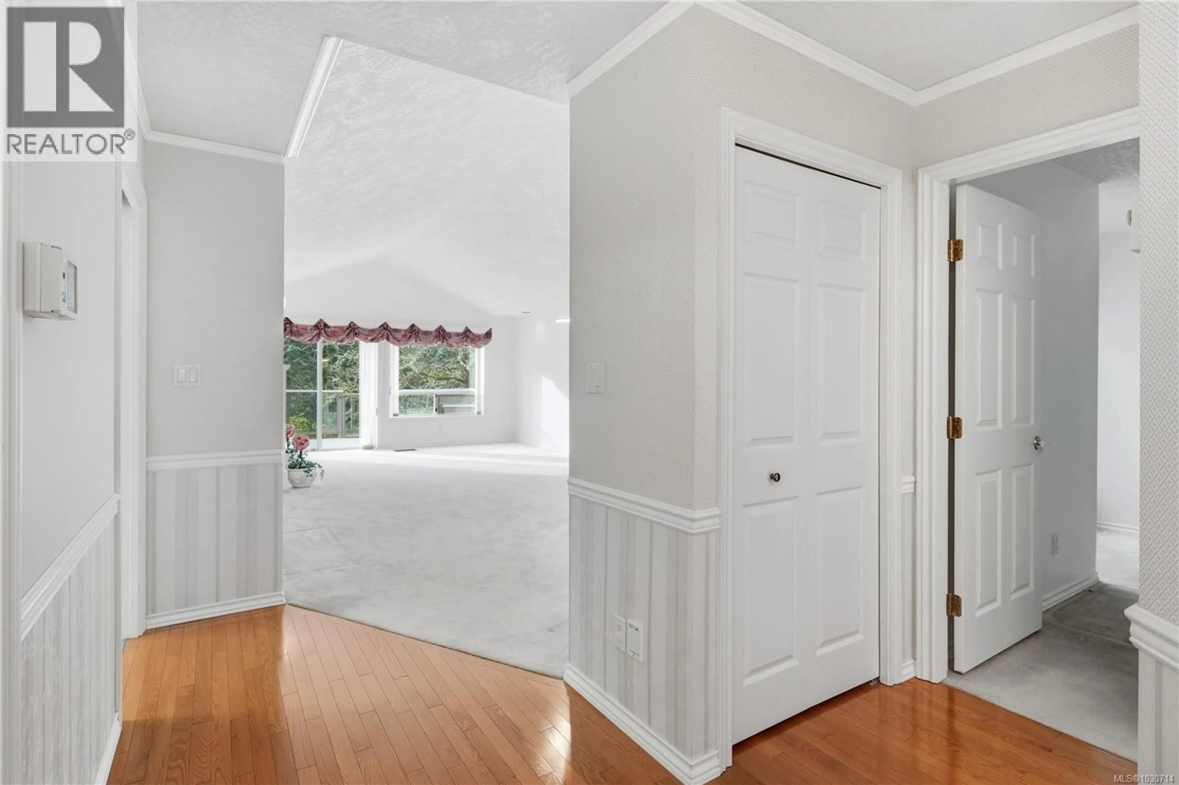 Indoor entryway for 20 - 928 BEARWOOD LANE, Saanich British Columbia V8Y3G8