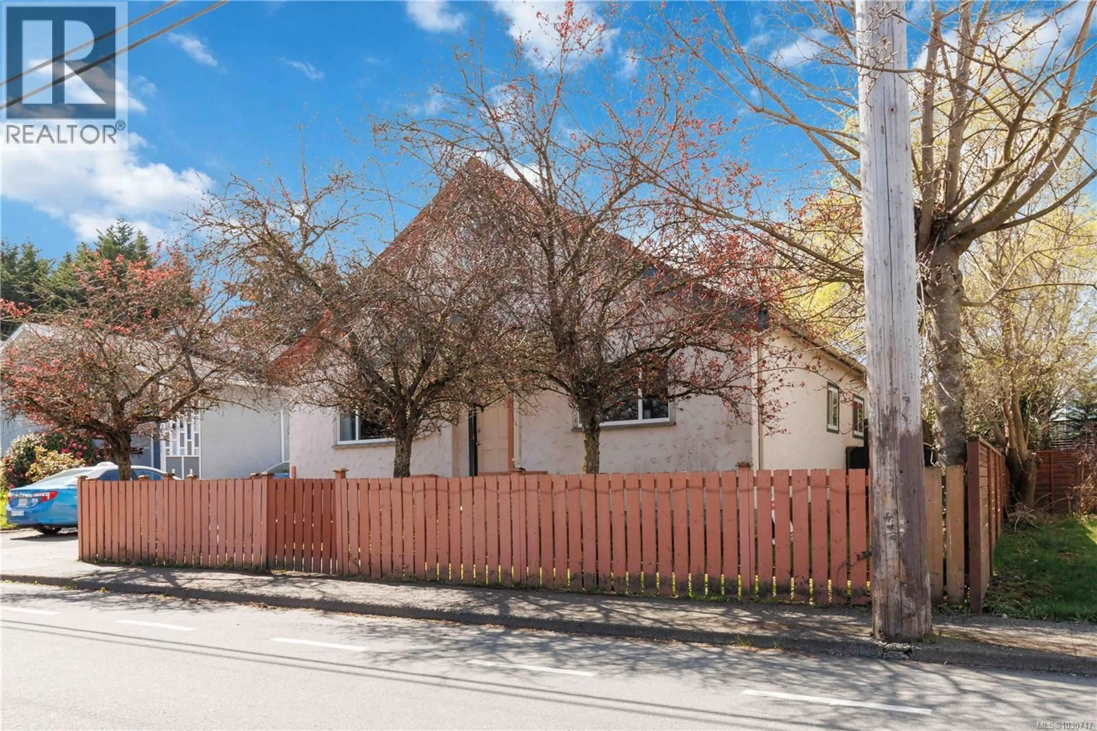 A pic from outside/outdoor area/front of a property/back of a property/a pic from drone, street for 938 HEREWARD ROAD, Victoria British Columbia V9A4C8