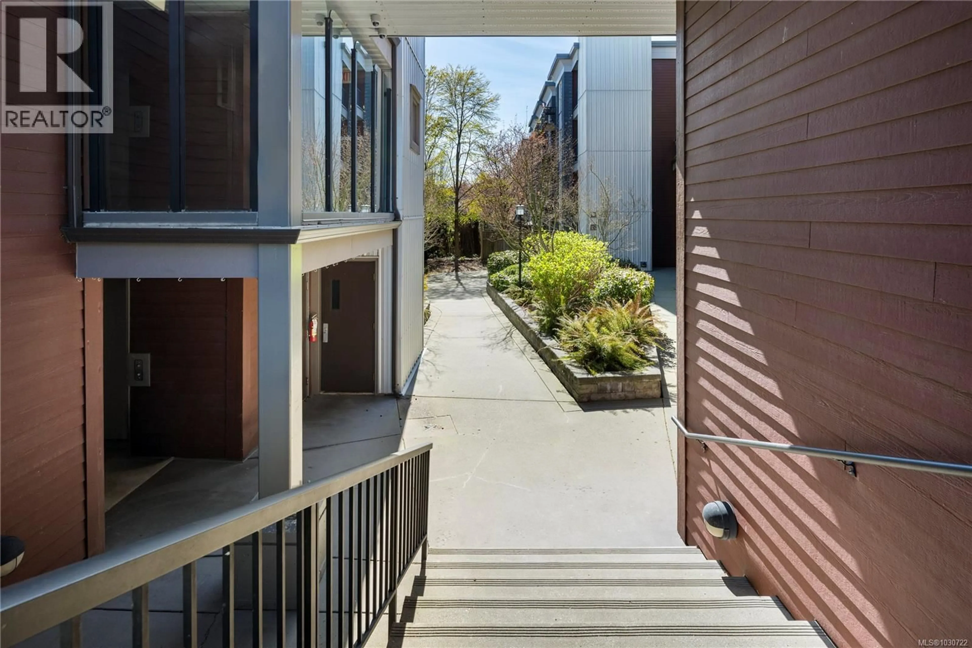 Patio, street for 310 - 555 FRANKLYN STREET, Nanaimo British Columbia V9R5X3