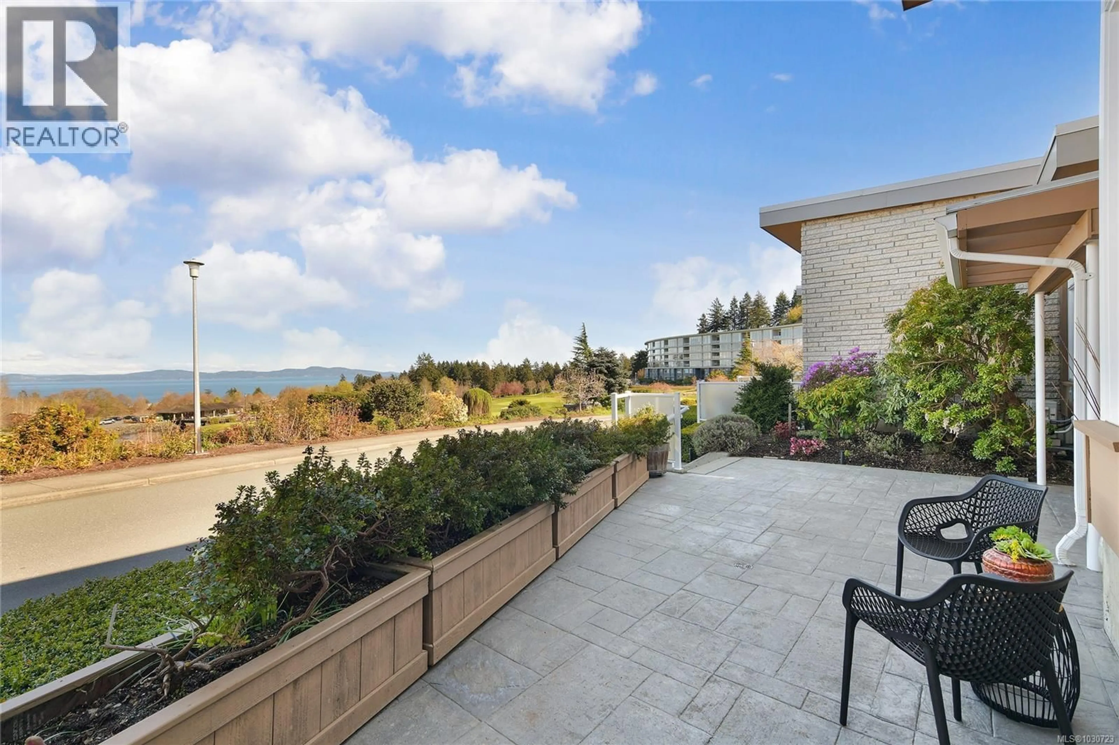 Patio, water/lake/river/ocean view for 5392 SAYWARD HILL CRESCENT, Saanich British Columbia V8Y3H8