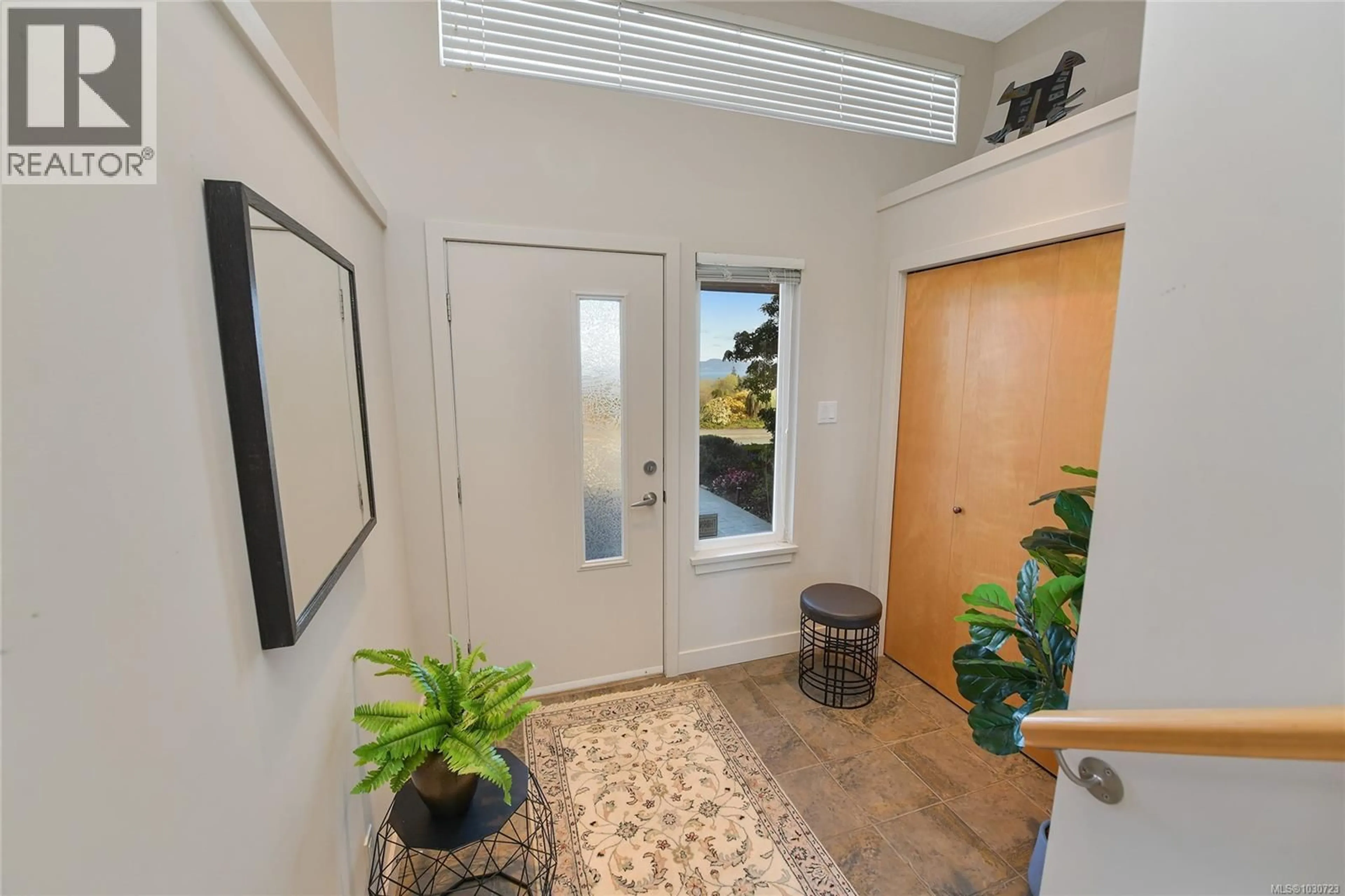 Indoor entryway for 5392 SAYWARD HILL CRESCENT, Saanich British Columbia V8Y3H8