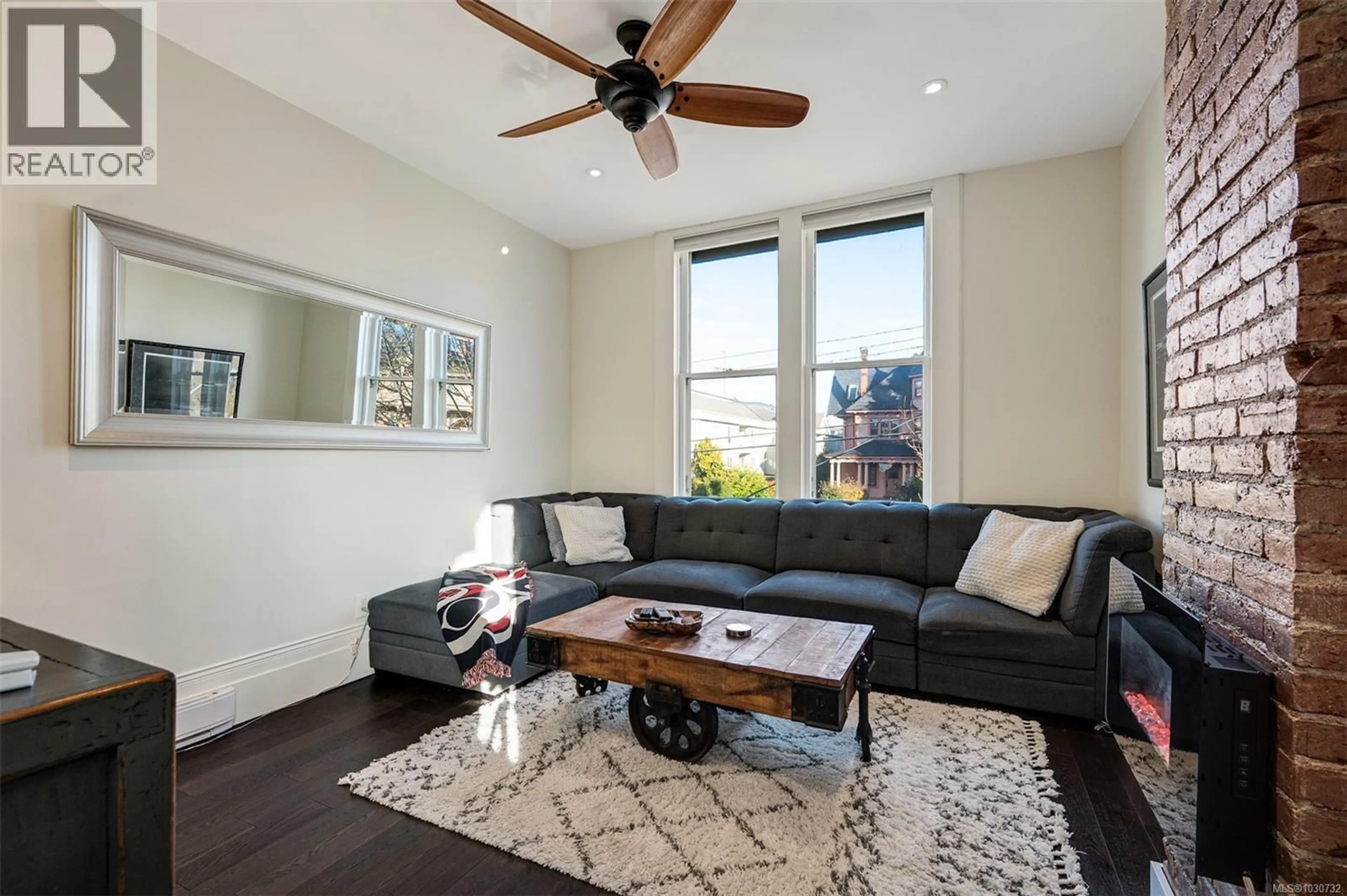 Living room with furniture, unknown for 1141 FORT STREET, Victoria British Columbia V8V3K9