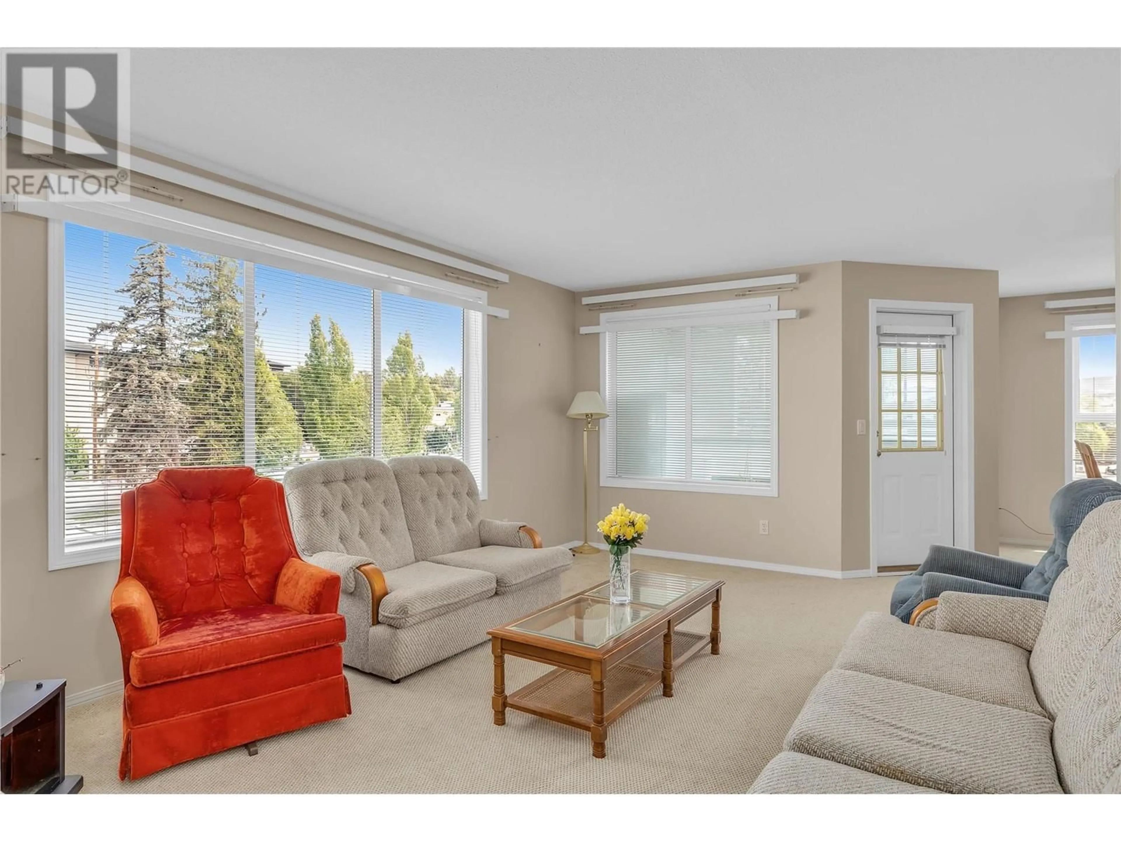 Living room, carpet floors for 1329 KLO Road Unit# 305, Kelowna British Columbia V1W3N9