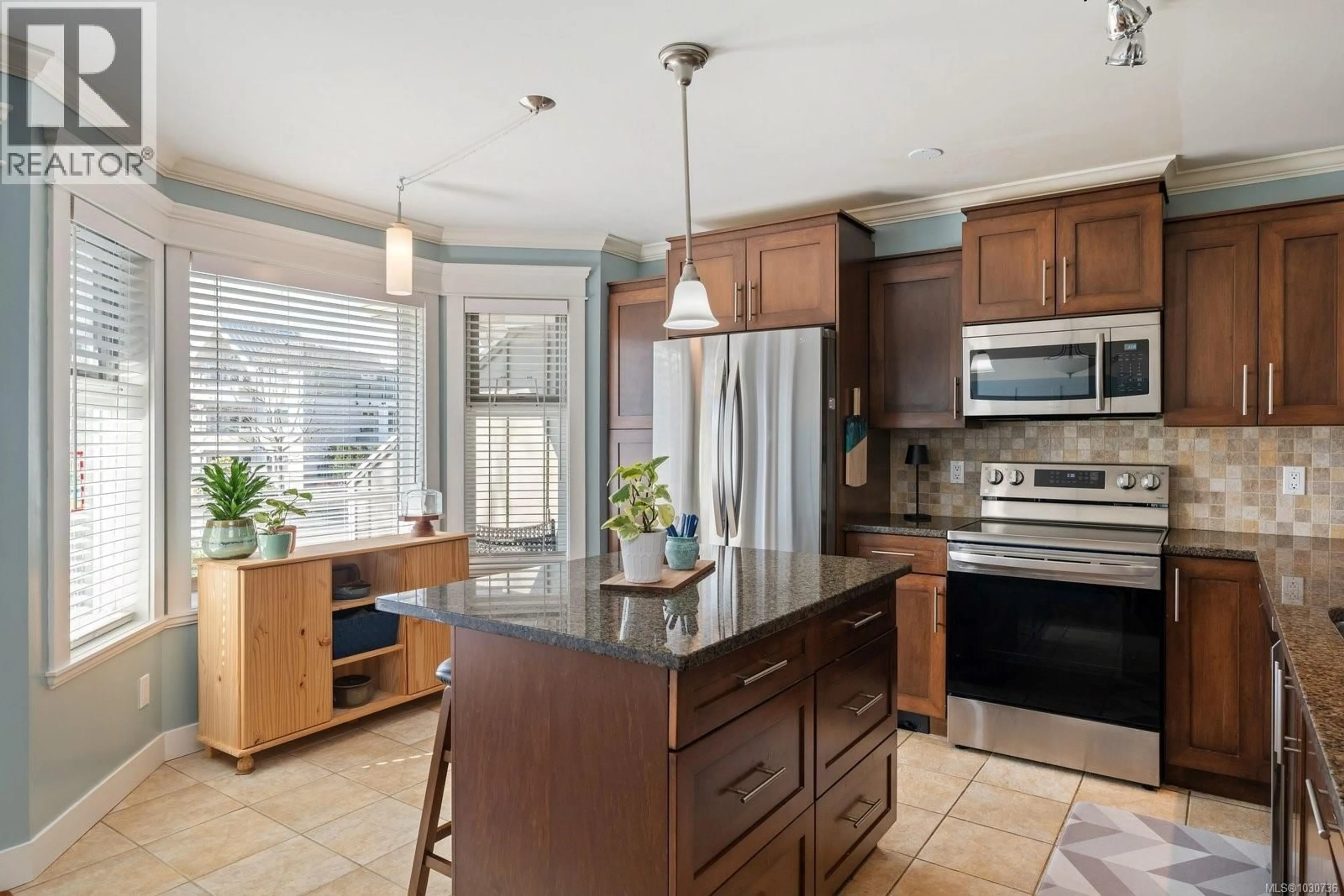 Open concept kitchen, ceramic/tile floor for 531 HEATHERDALE LANE, Saanich British Columbia V8Z0A4
