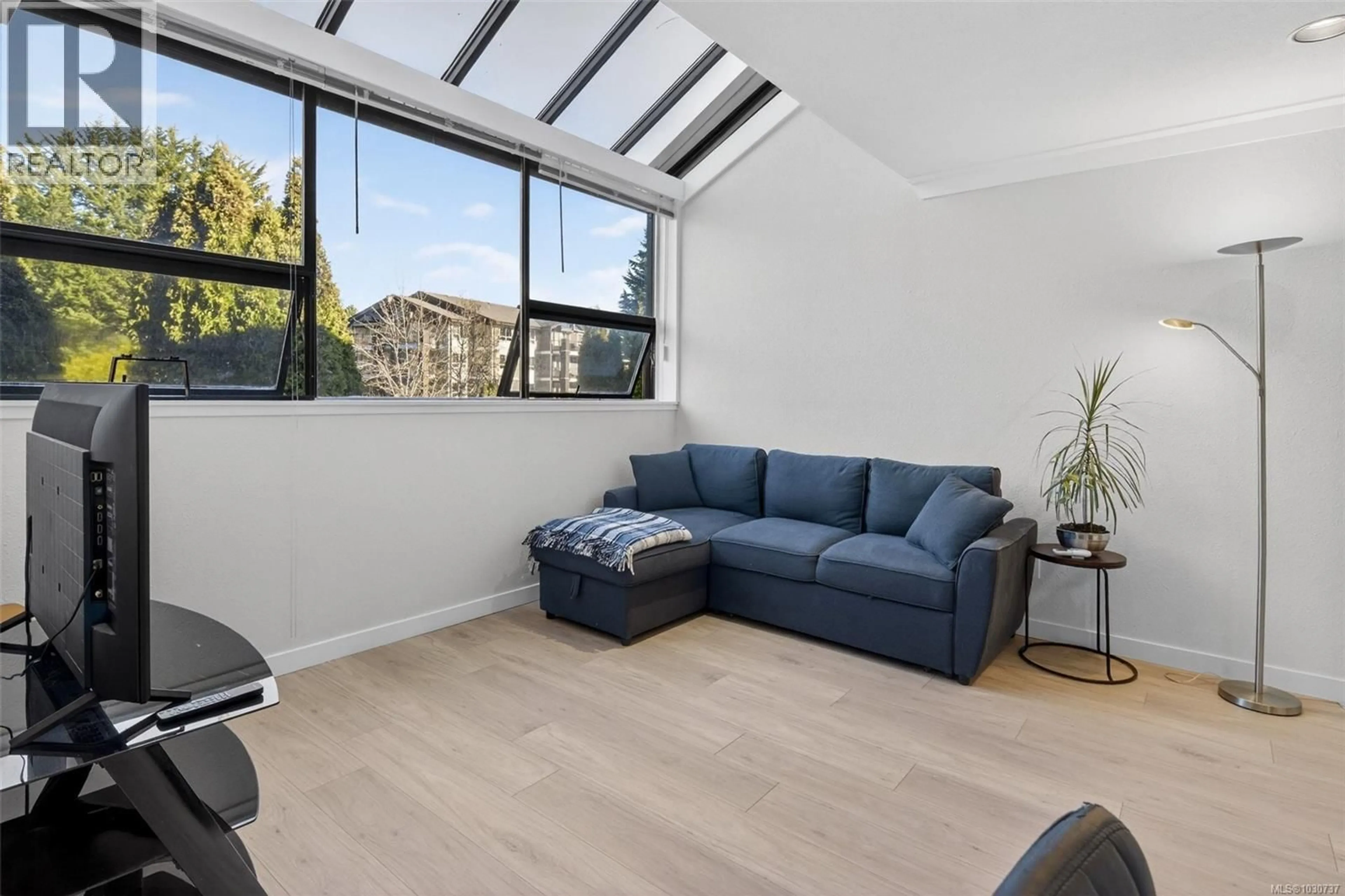 Living room with furniture, unknown for 550B - 4678 ELK LAKE DRIVE, Saanich British Columbia V8Z5M1