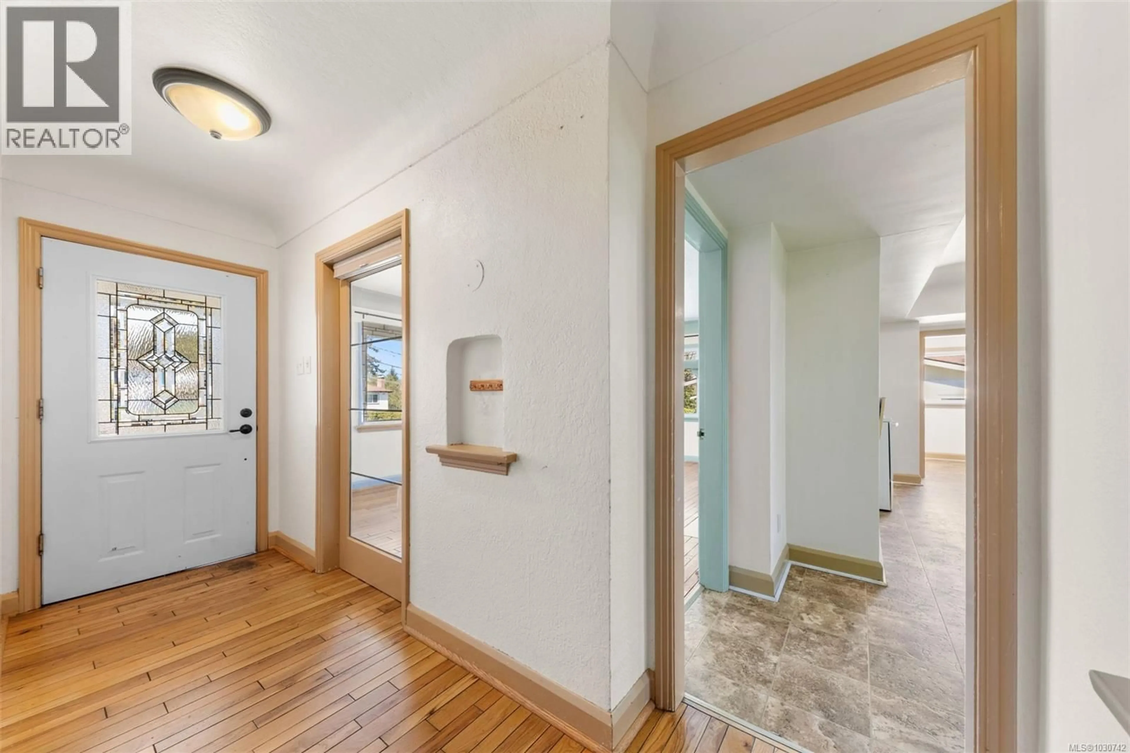 Indoor entryway for 215 SUZANNE PLACE, View Royal British Columbia V9B1P2