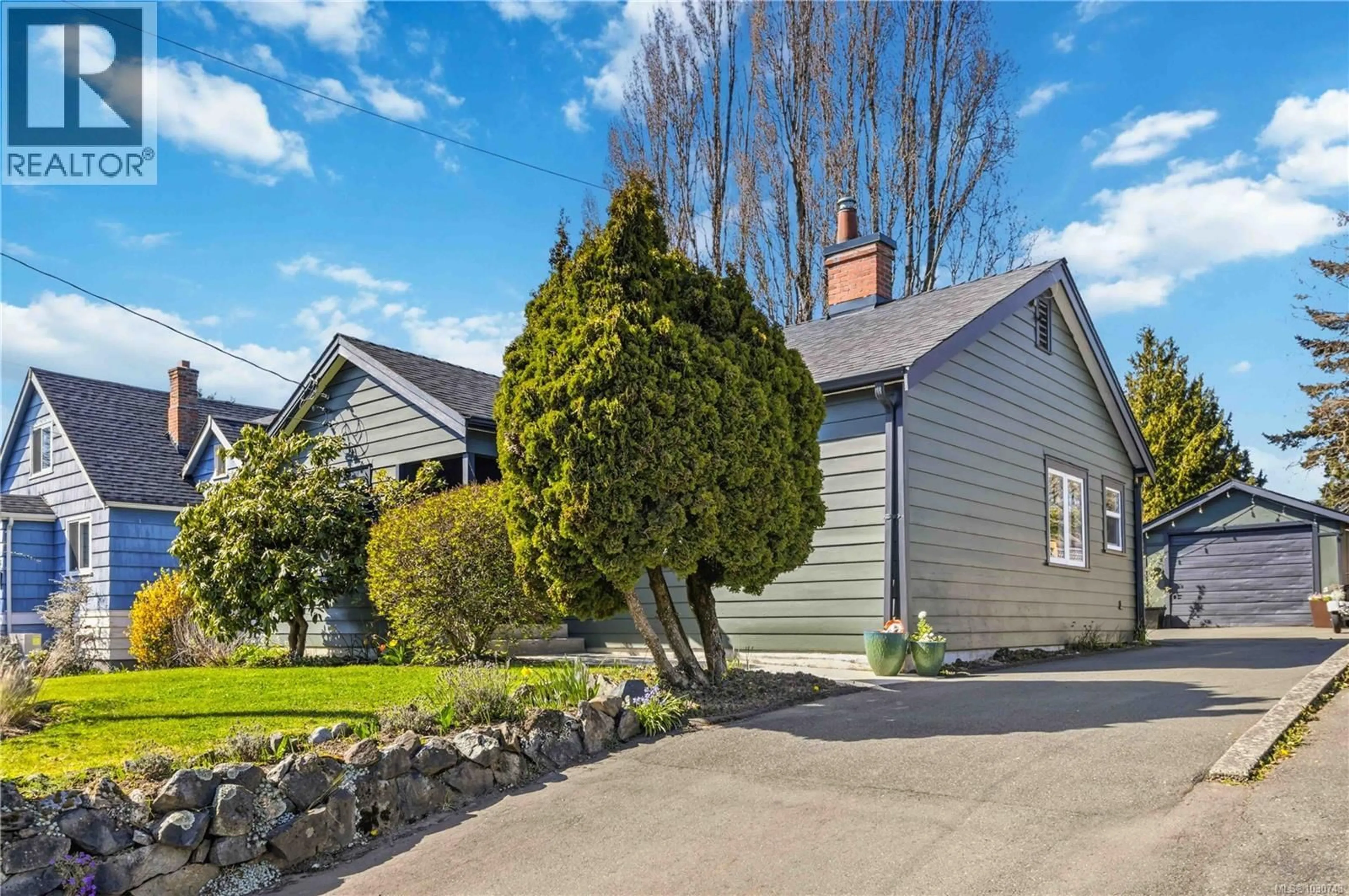 A pic from outside/outdoor area/front of a property/back of a property/a pic from drone, street for 958 TATTERSALL DRIVE, Saanich British Columbia V8W2W9