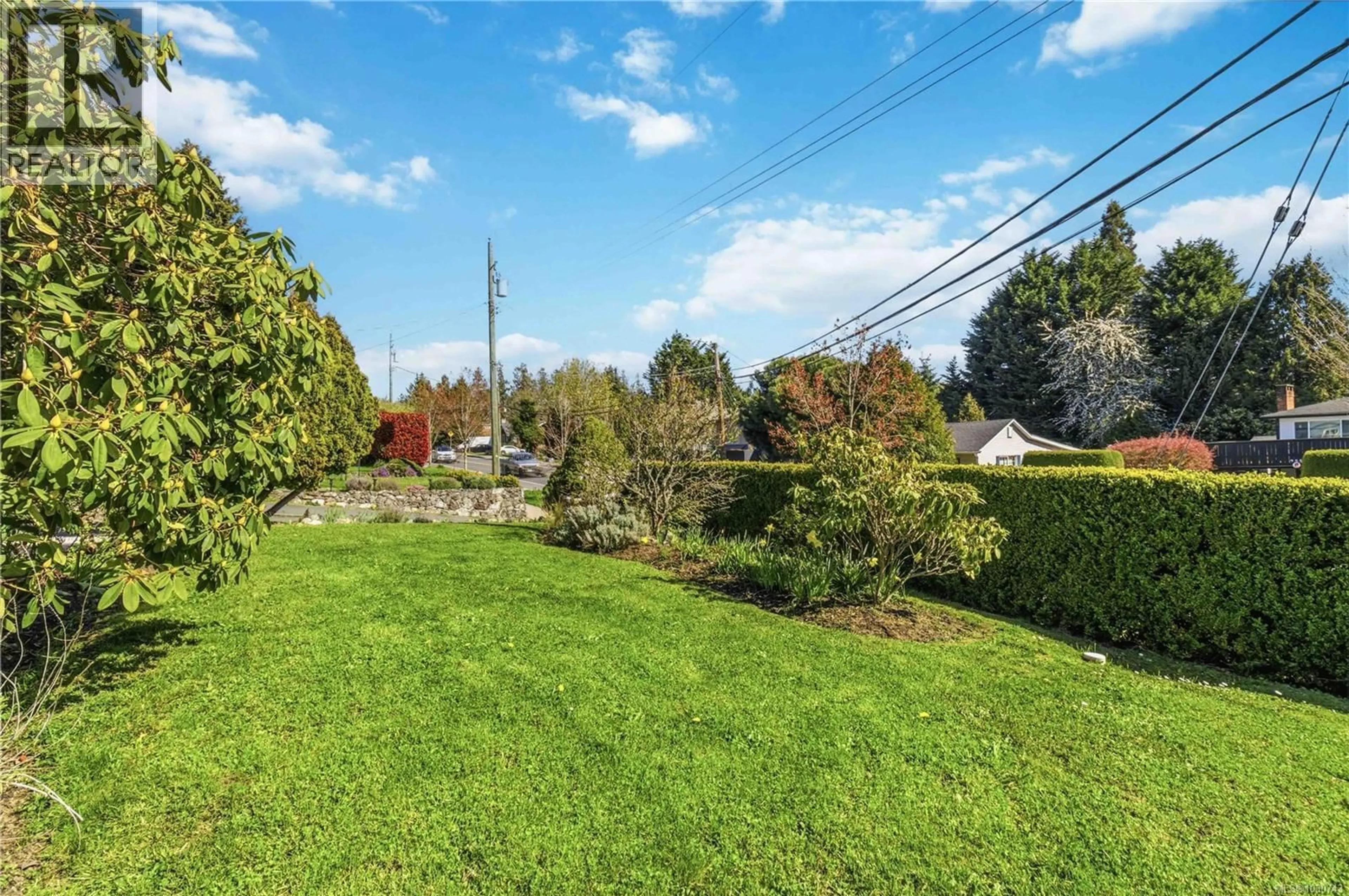 A pic from outside/outdoor area/front of a property/back of a property/a pic from drone, unknown for 958 TATTERSALL DRIVE, Saanich British Columbia V8W2W9