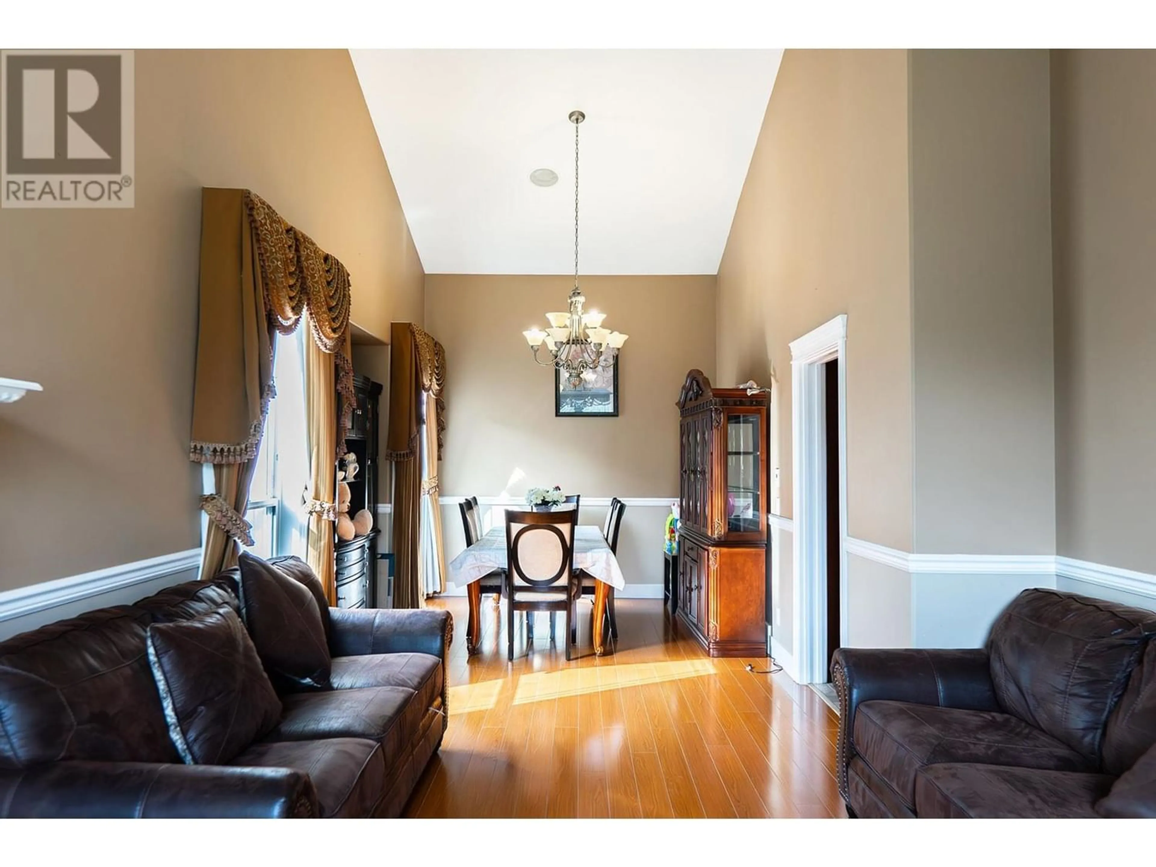 Indoor foyer, wood floors for 424 Stetson Street, Kelowna British Columbia V1X8A5