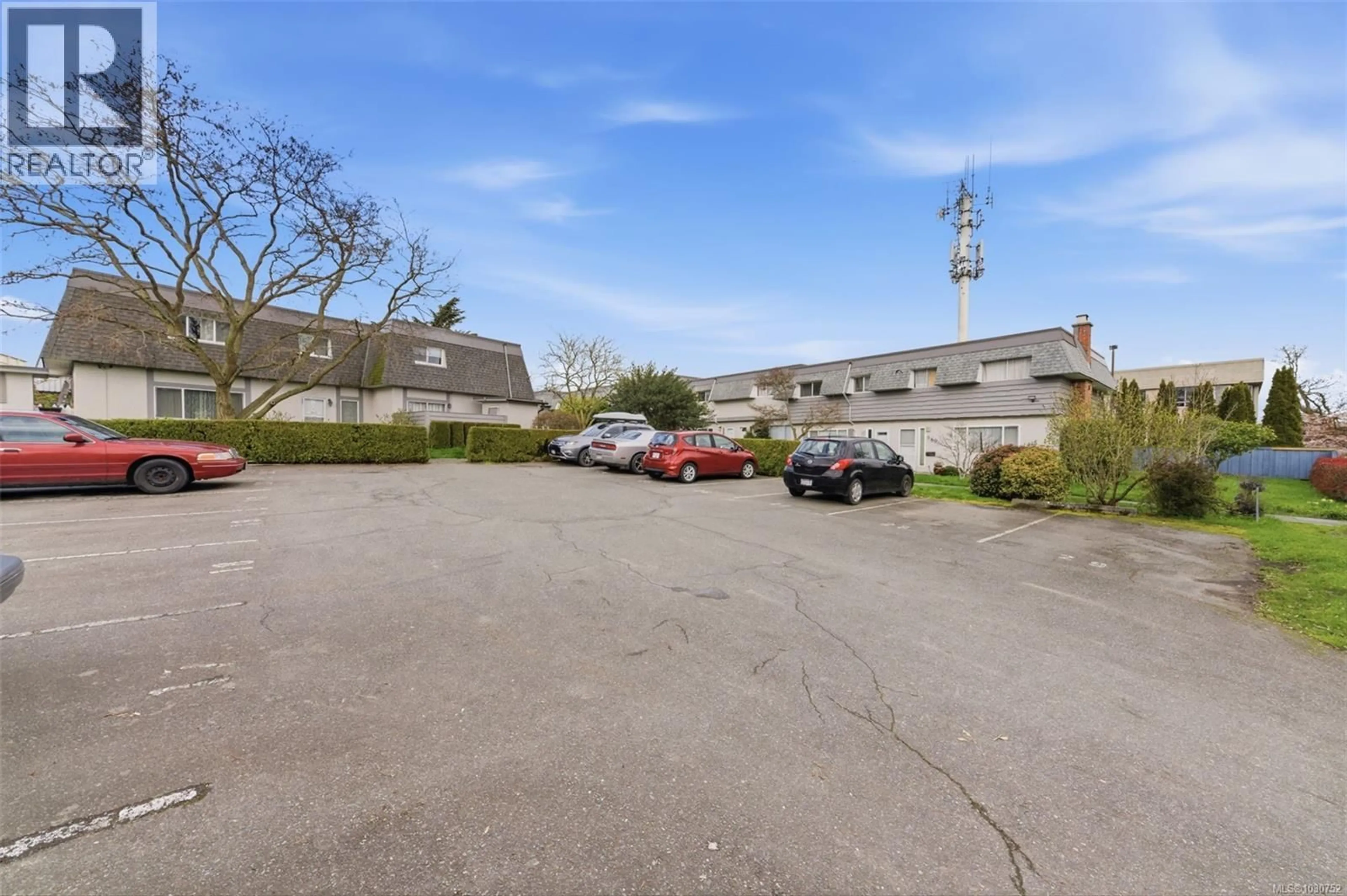 A pic from outside/outdoor area/front of a property/back of a property/a pic from drone, street for 976 MARKET STREET, Victoria British Columbia V8T2E9