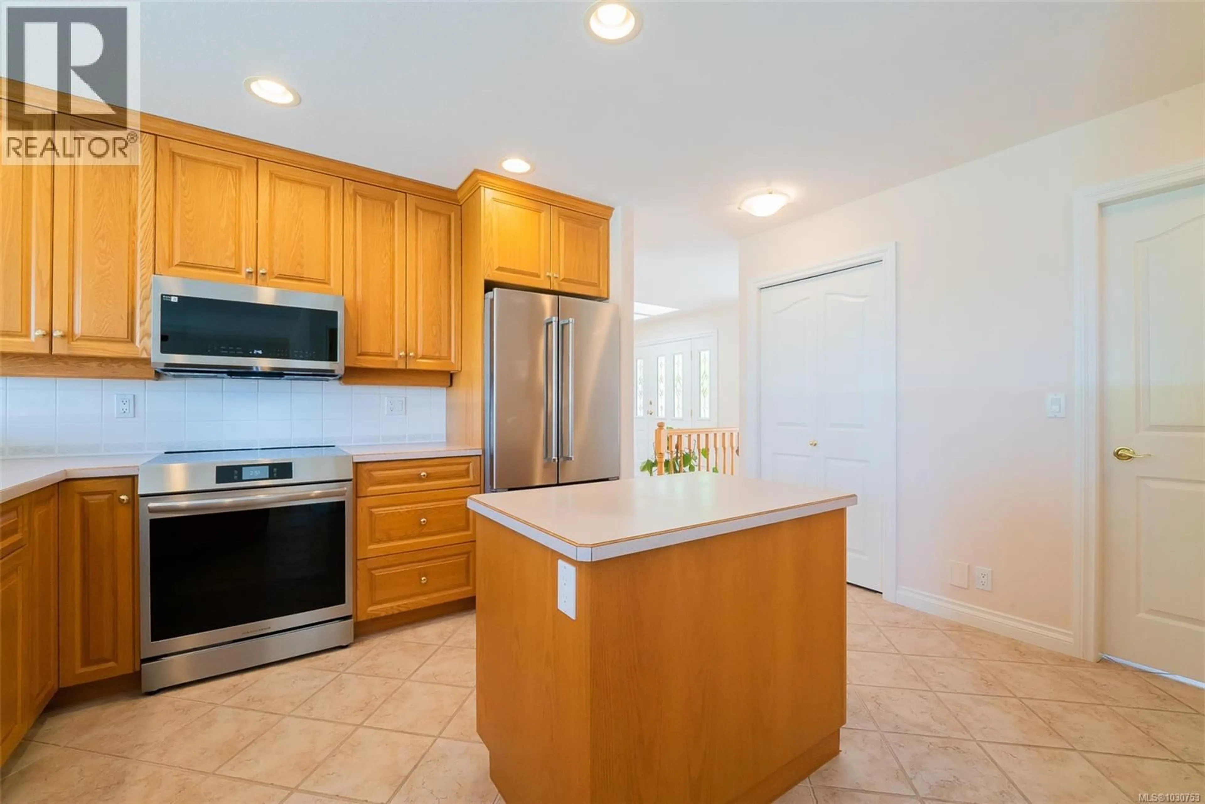 Standard kitchen, ceramic/tile floor for 4802 LAGUNA WAY, Nanaimo British Columbia V9T1K5