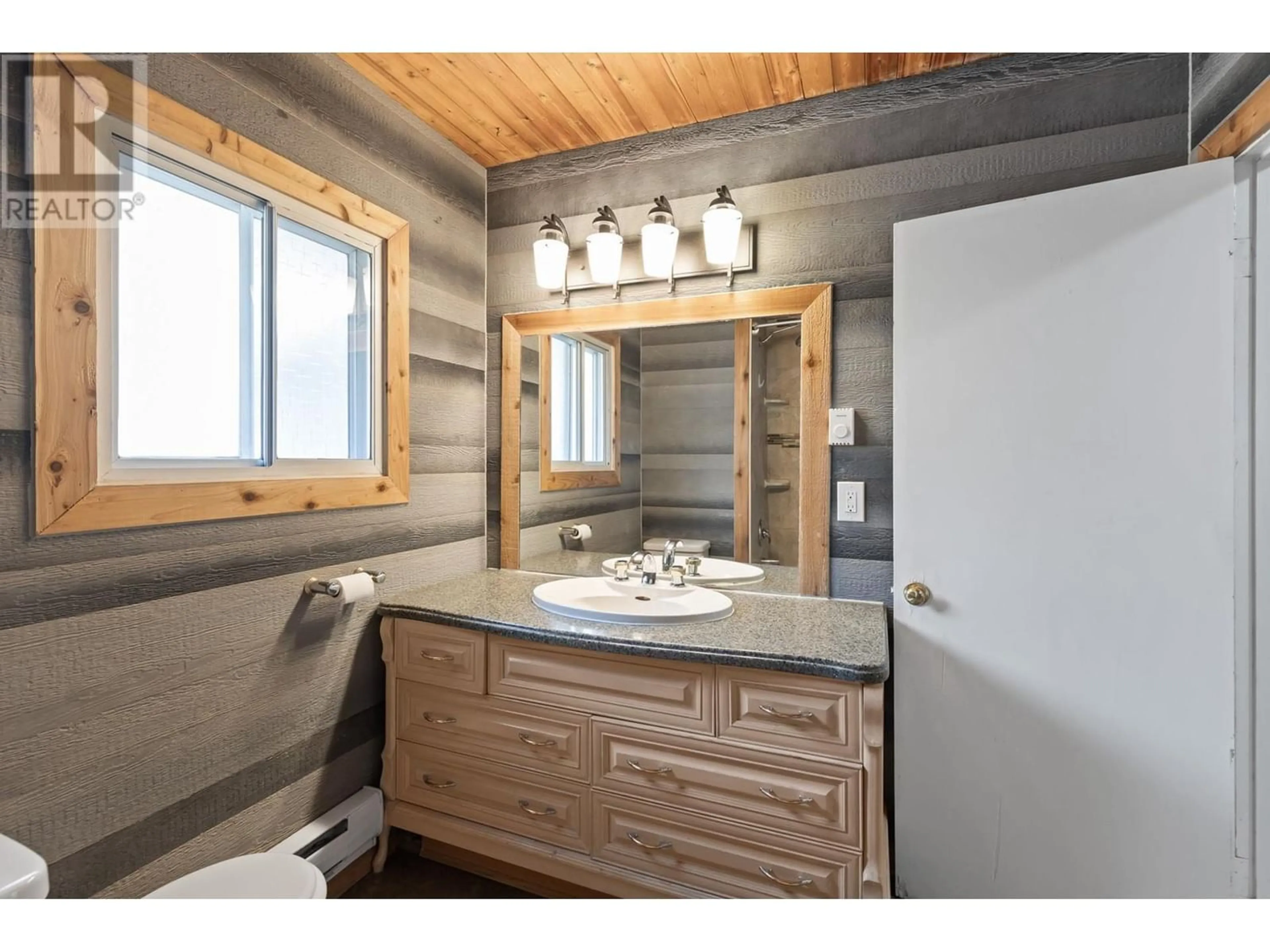 Standard bathroom for 365 Clifton Road S, Kelowna British Columbia V1V1A4