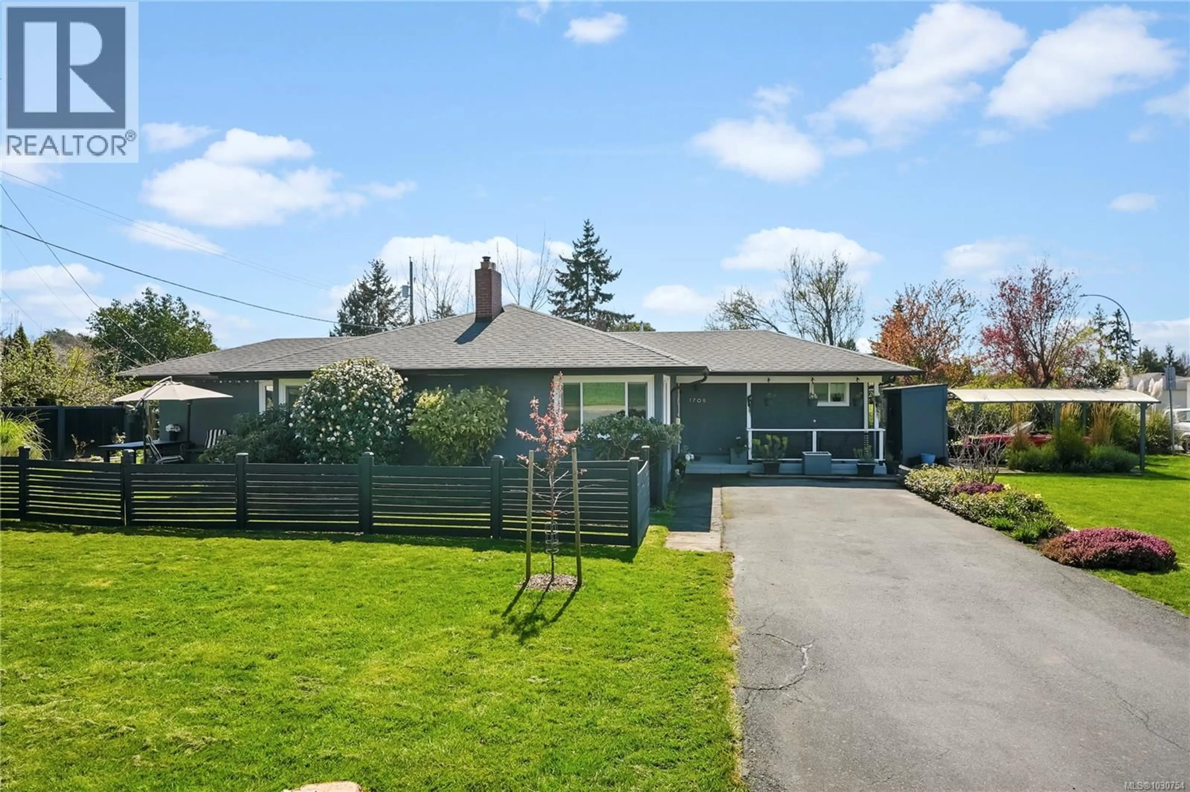 A pic from outside/outdoor area/front of a property/back of a property/a pic from drone, street for 1709 MCRAE AVENUE, Saanich British Columbia V8P1H9
