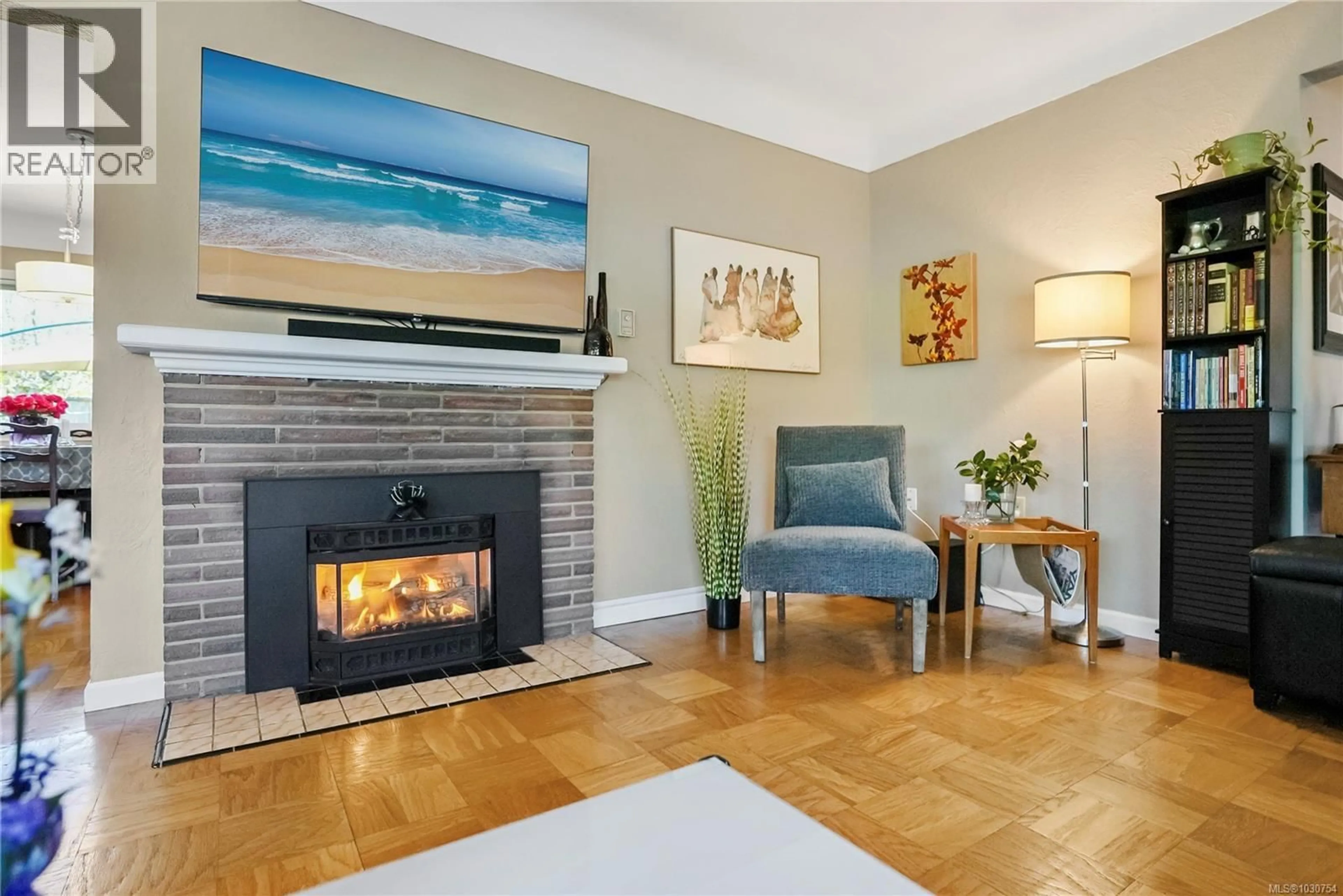 Living room with furniture, unknown for 1709 MCRAE AVENUE, Saanich British Columbia V8P1H9