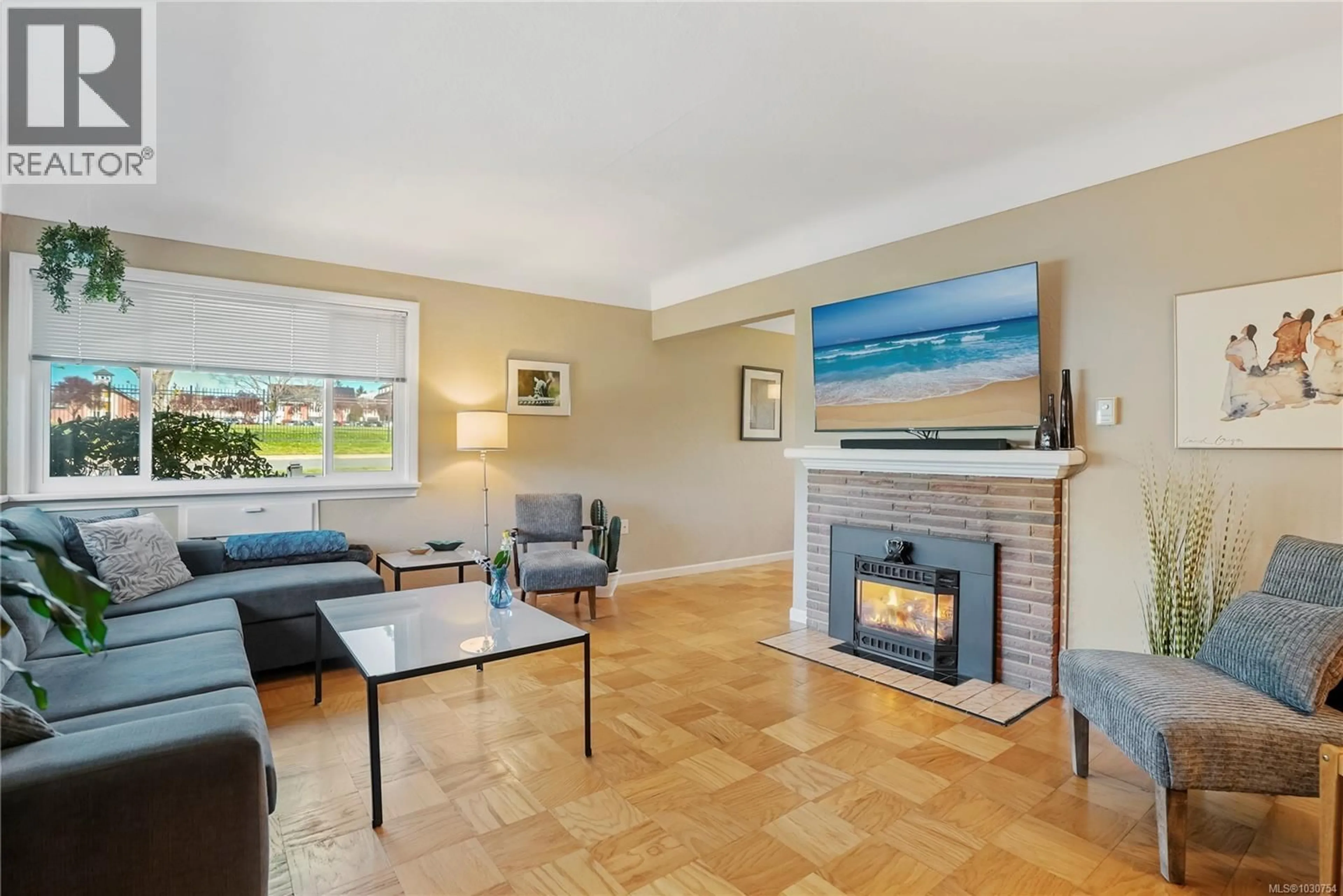 Living room with furniture, unknown for 1709 MCRAE AVENUE, Saanich British Columbia V8P1H9