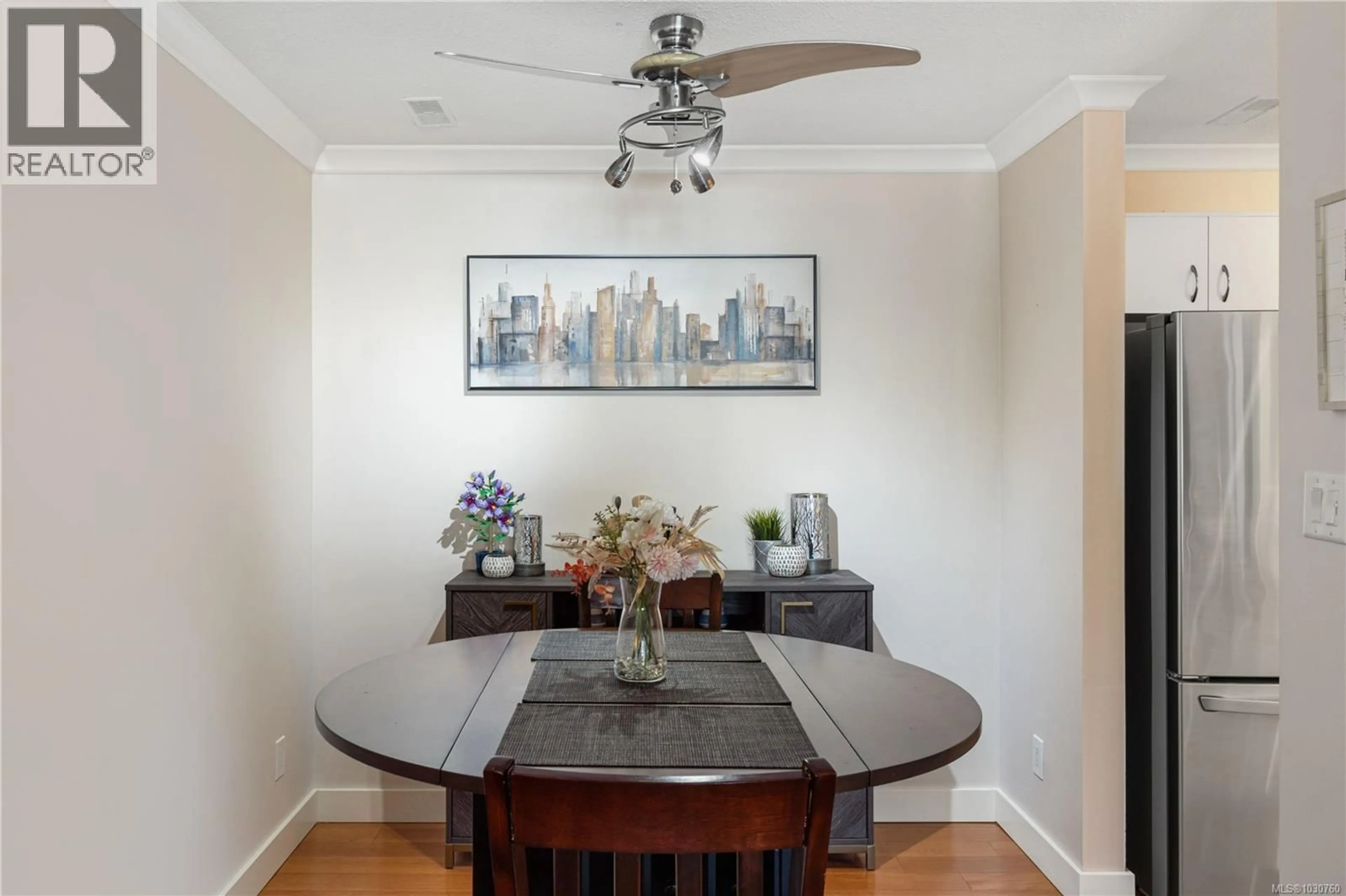 Dining room, wood/laminate floor for 409 - 4701 UPLANDS DRIVE, Nanaimo British Columbia V9T5Y2