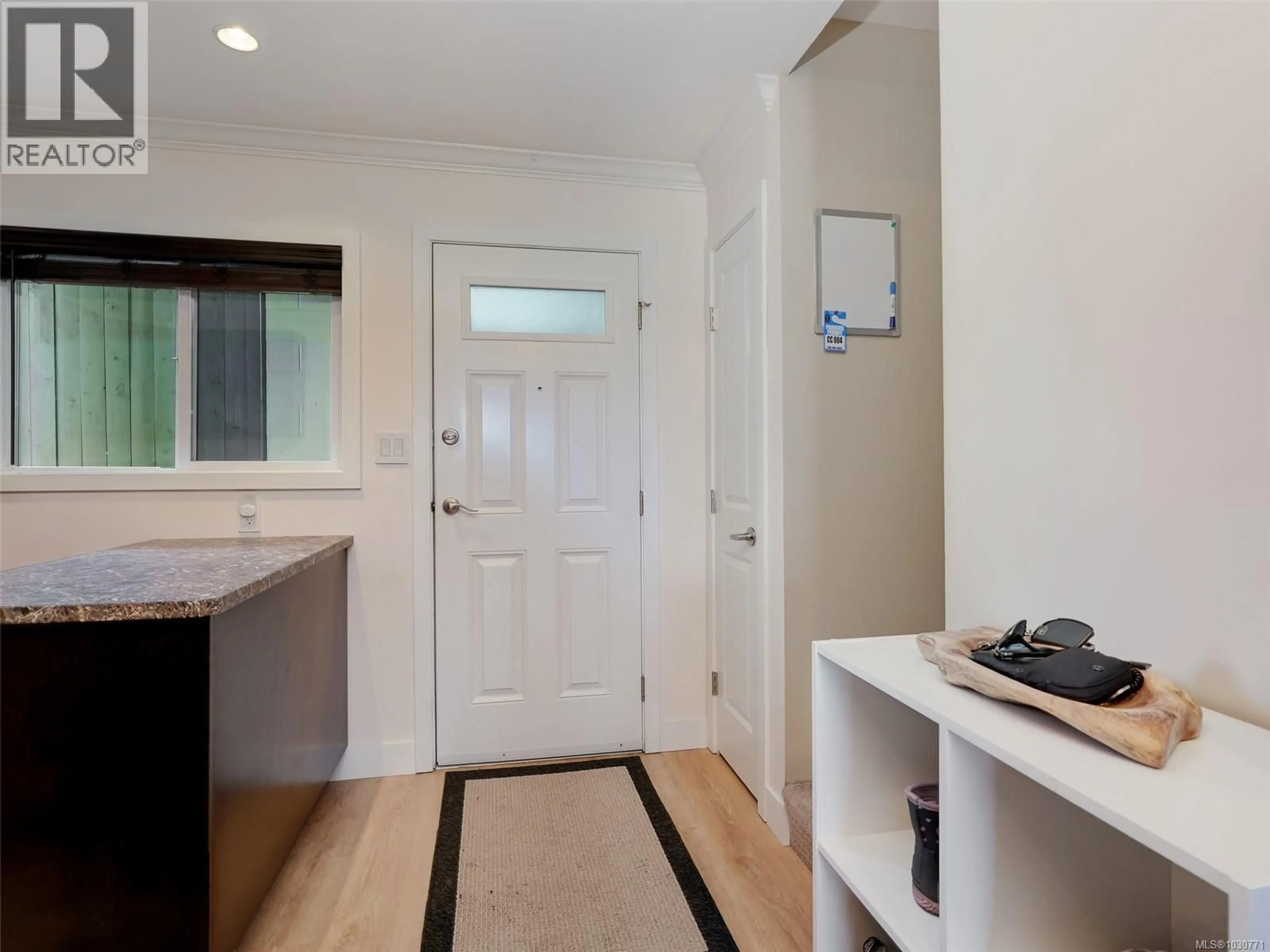 Indoor entryway for 201 - 991 CLOVERDALE AVENUE, Saanich British Columbia V8X2T5