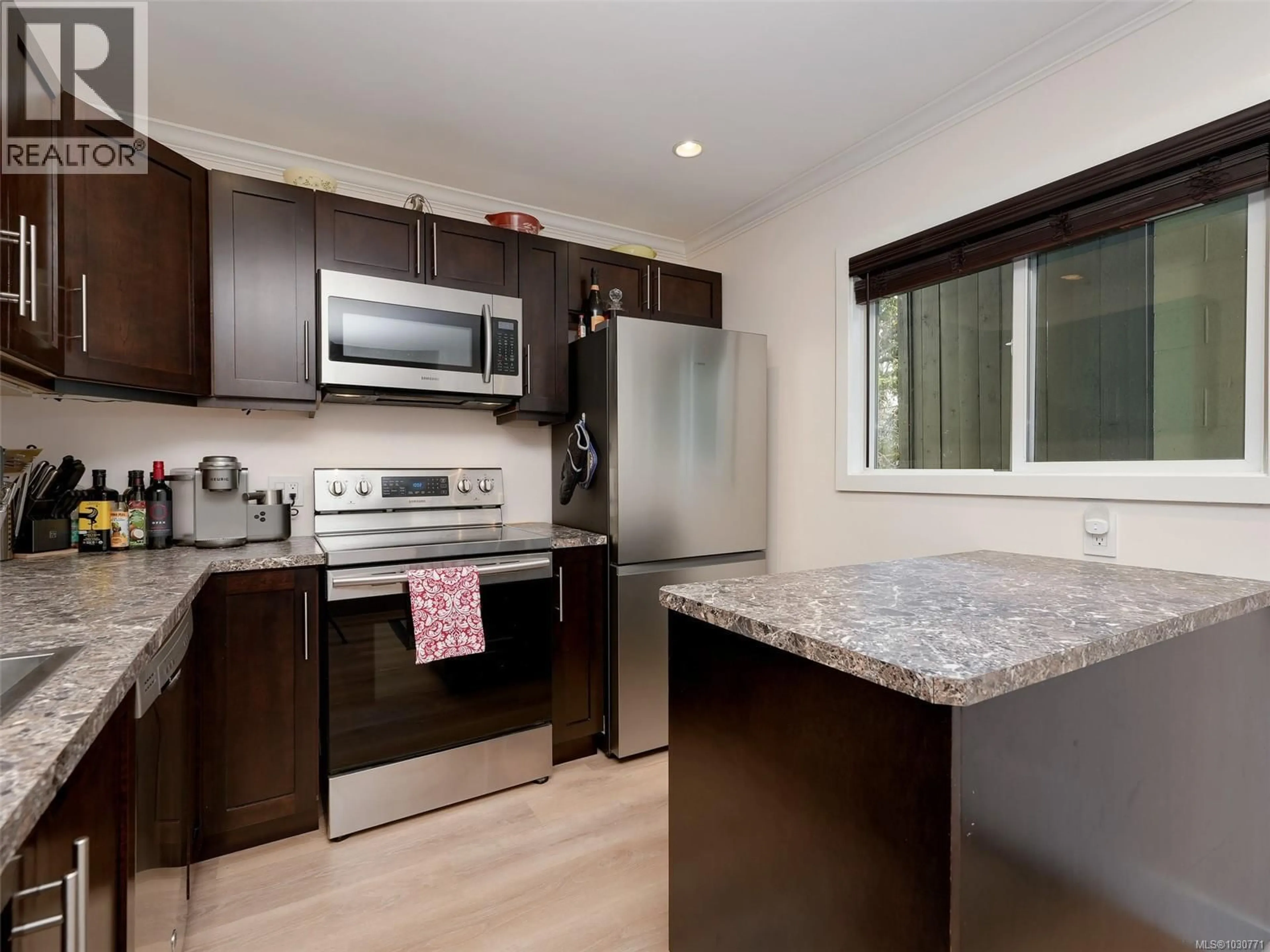 Standard kitchen, unknown for 201 - 991 CLOVERDALE AVENUE, Saanich British Columbia V8X2T5