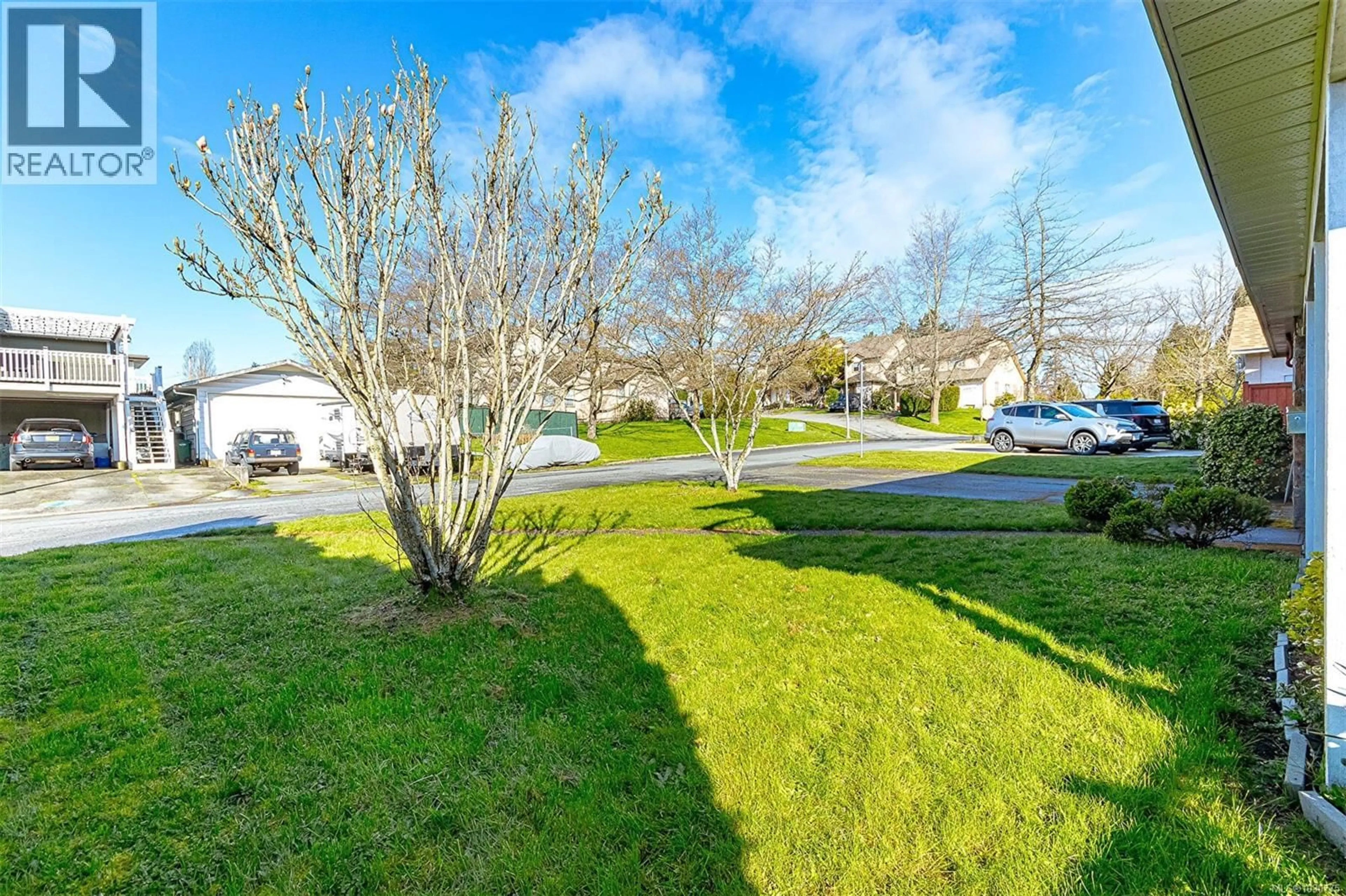 A pic from outside/outdoor area/front of a property/back of a property/a pic from drone, street for 631 JOLLY PLACE, Saanich British Columbia V8Z6R9