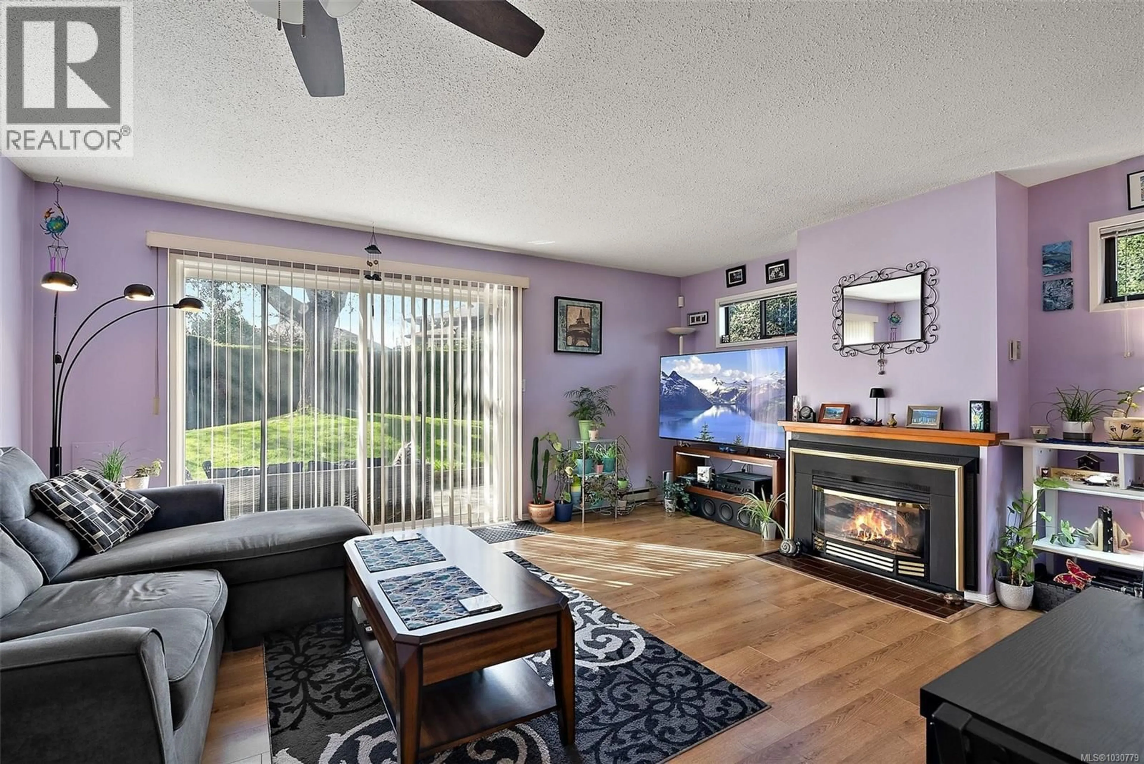 Living room with furniture, wood/laminate floor for B - 3054 WASHINGTON AVENUE, Victoria British Columbia V9A1P6