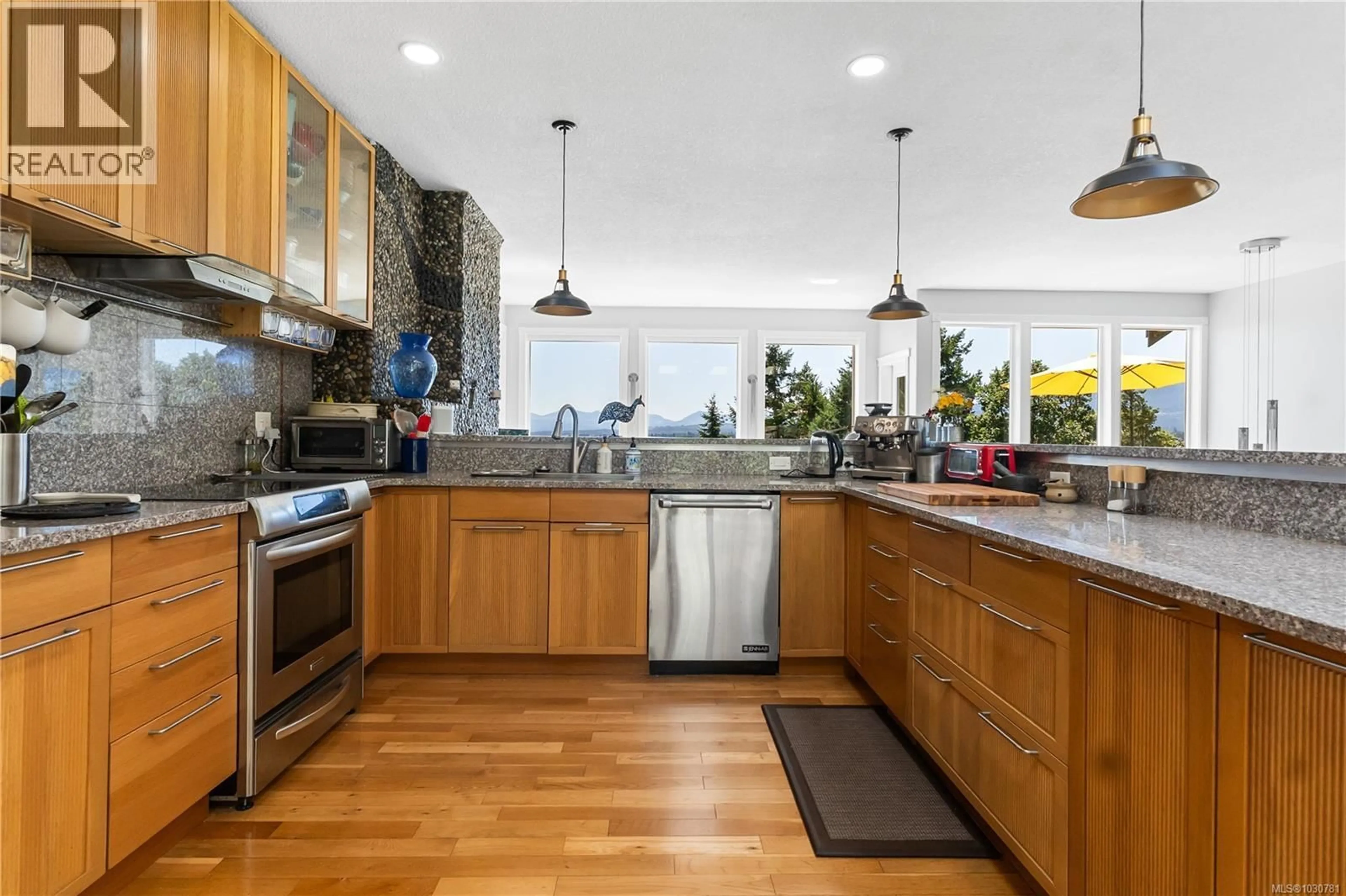 Open concept kitchen, ceramic/tile floor for 570 CUMBERLAND PLACE, Nanaimo British Columbia V9T4S5