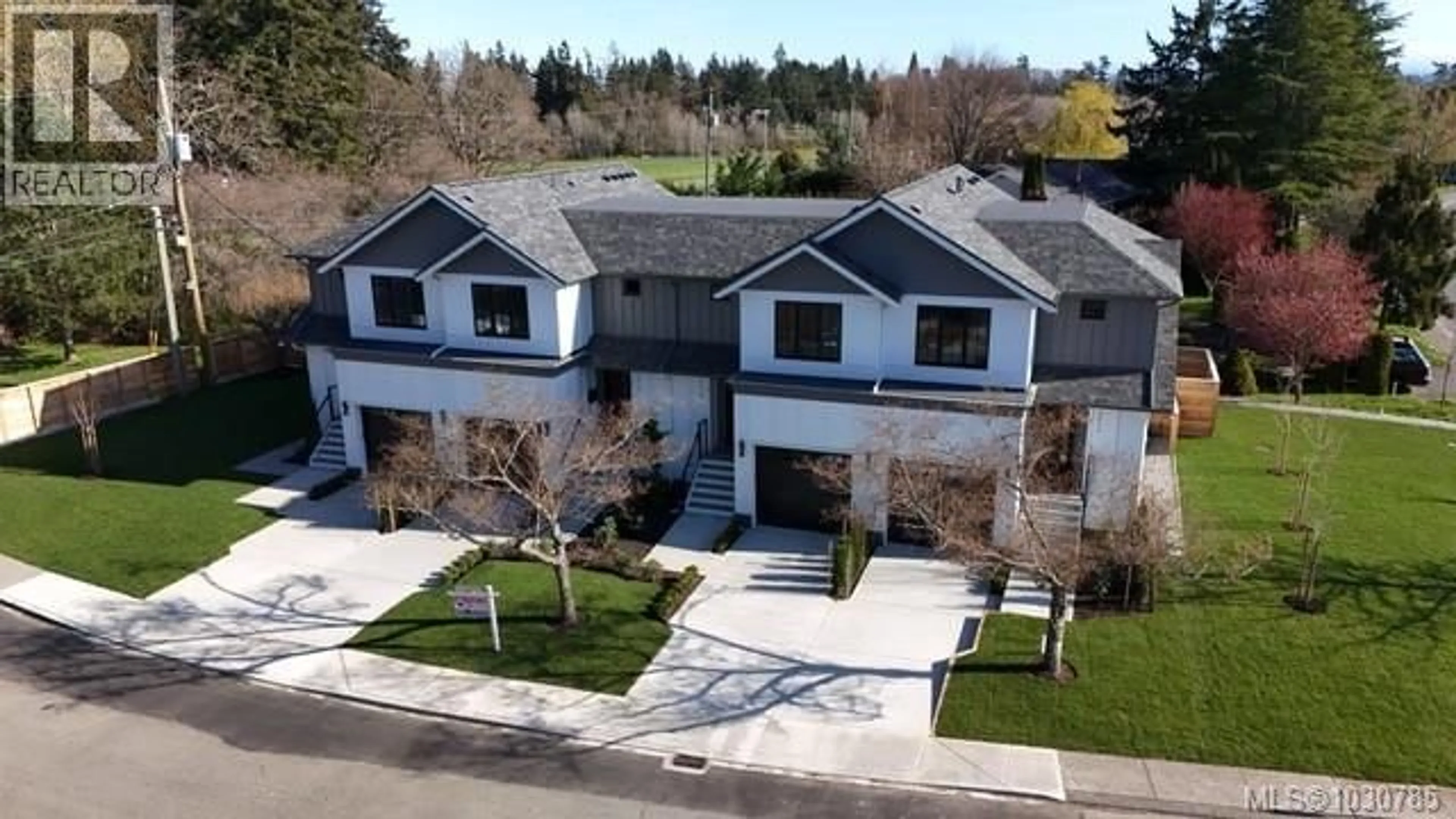 A pic from outside/outdoor area/front of a property/back of a property/a pic from drone, street for 2 - 3513 HENDERSON ROAD, Oak Bay British Columbia V8R3K5