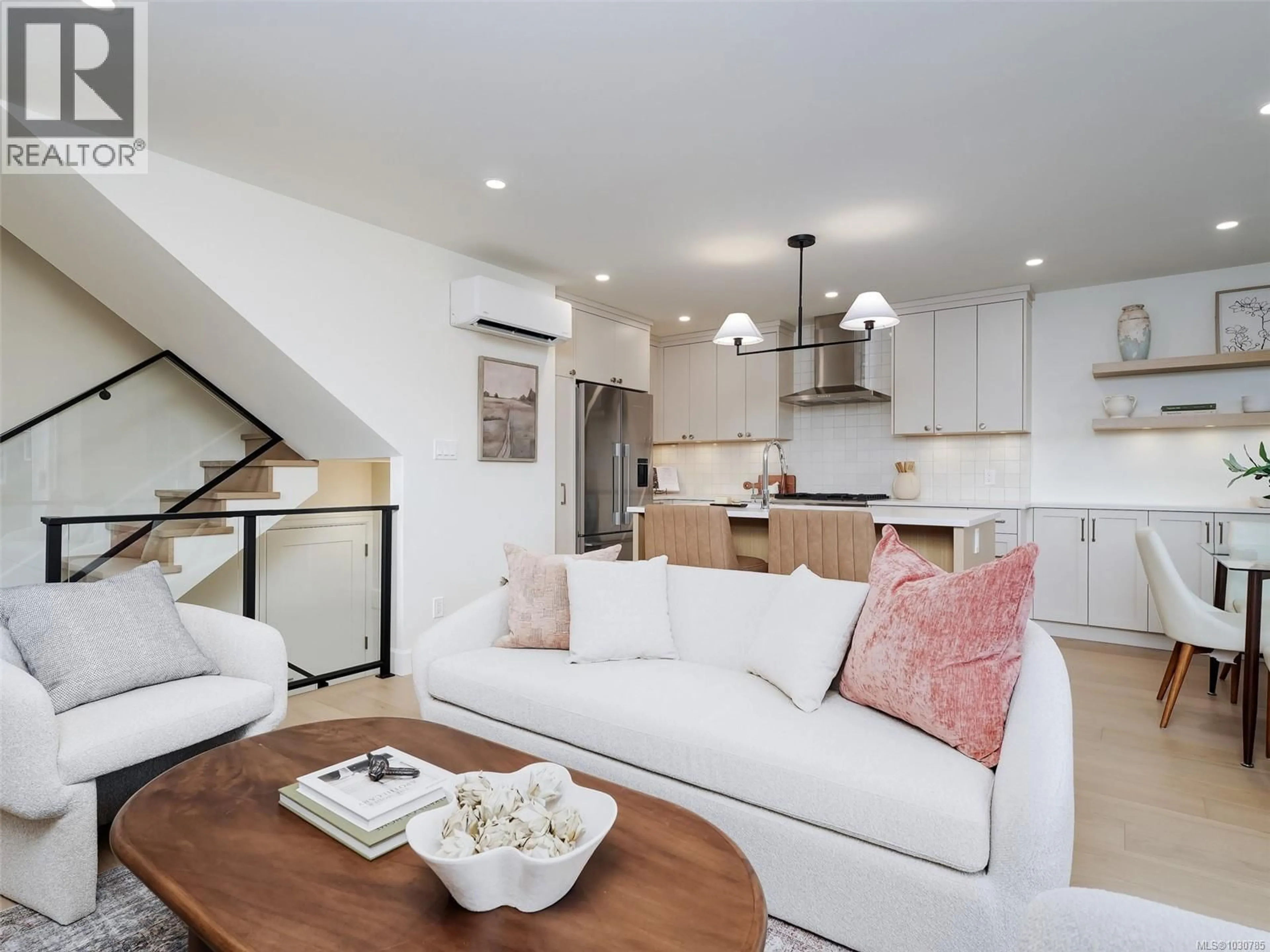 Living room with furniture, unknown for 2 - 3513 HENDERSON ROAD, Oak Bay British Columbia V8R3K5