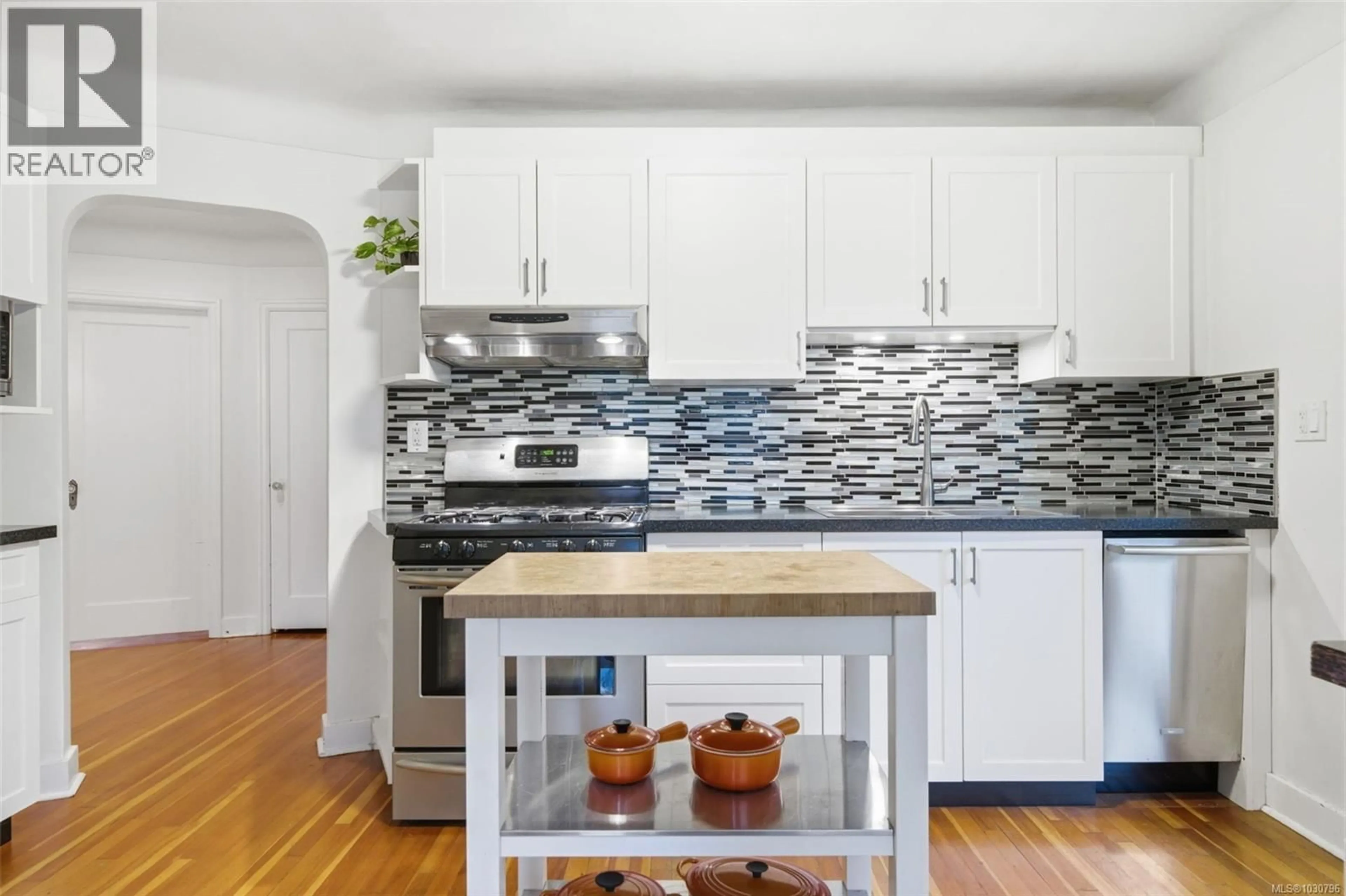 Unknown for 1122 OLD ESQUIMALT ROAD, Esquimalt British Columbia V9A4X5