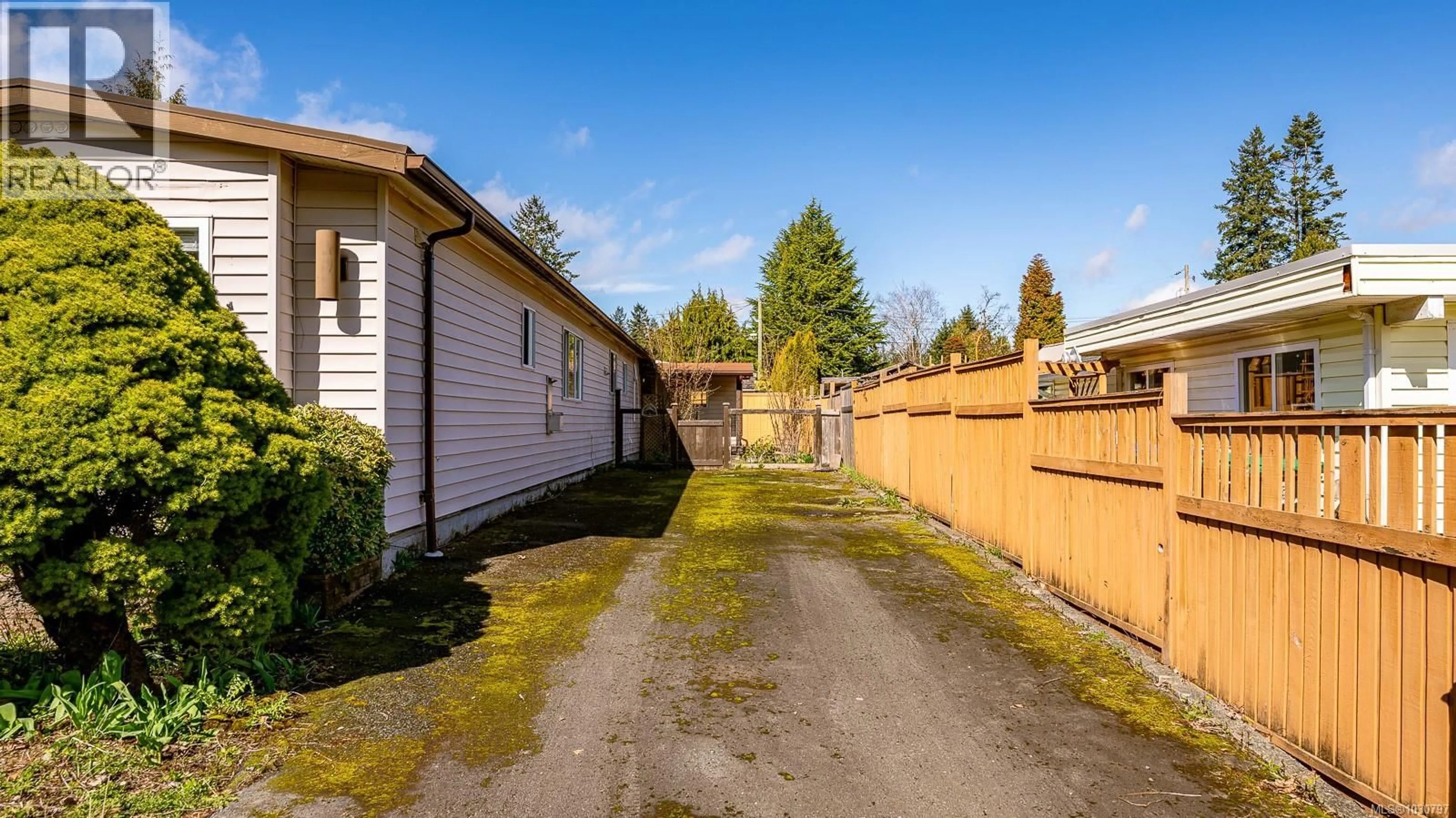 Patio, street for 2074 6TH STREET EAST, Courtenay British Columbia V9N7L8