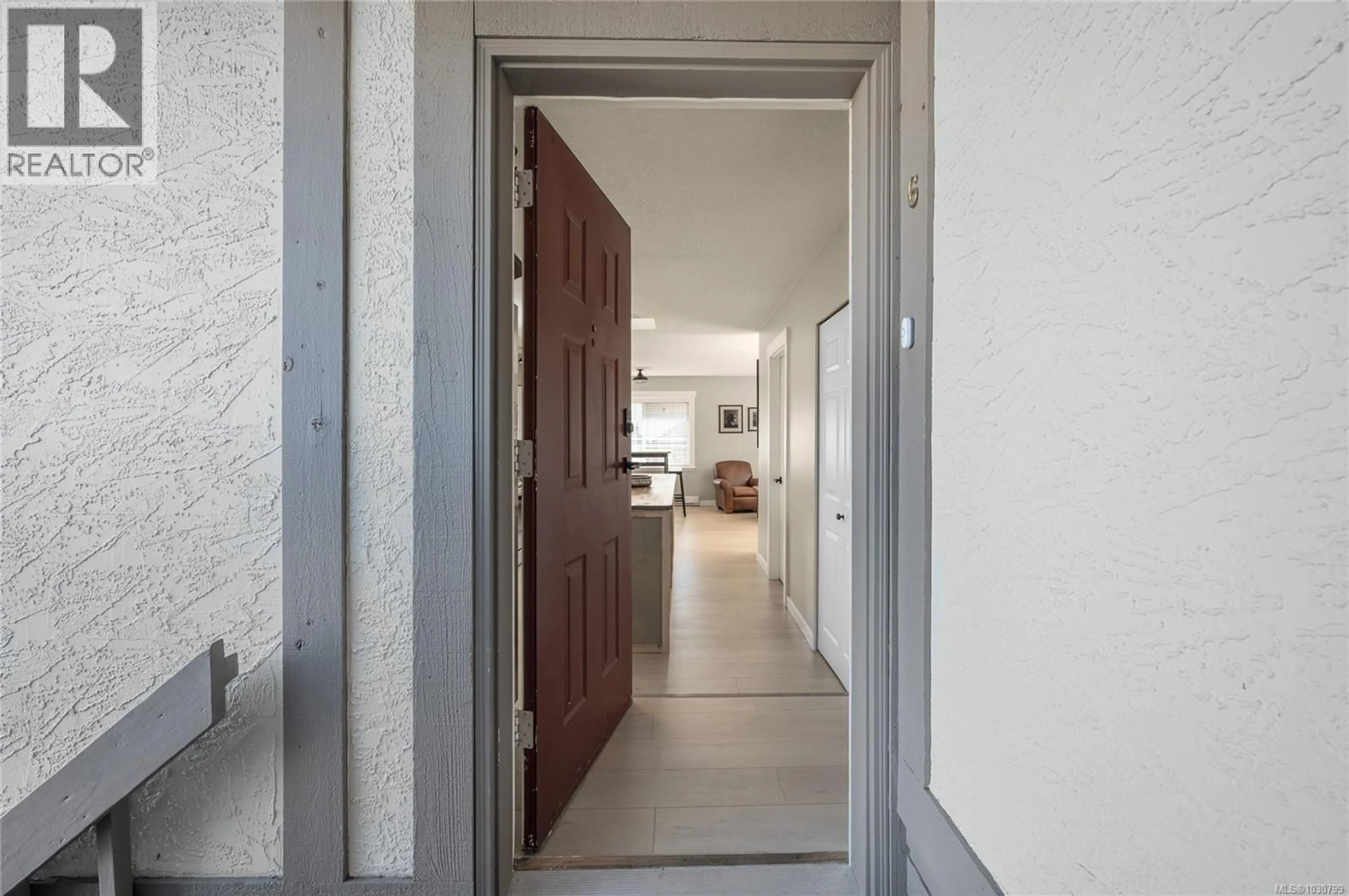 Indoor foyer for 6 - 211 SECOND AVENUE WEST, Qualicum Beach British Columbia V9K1L3