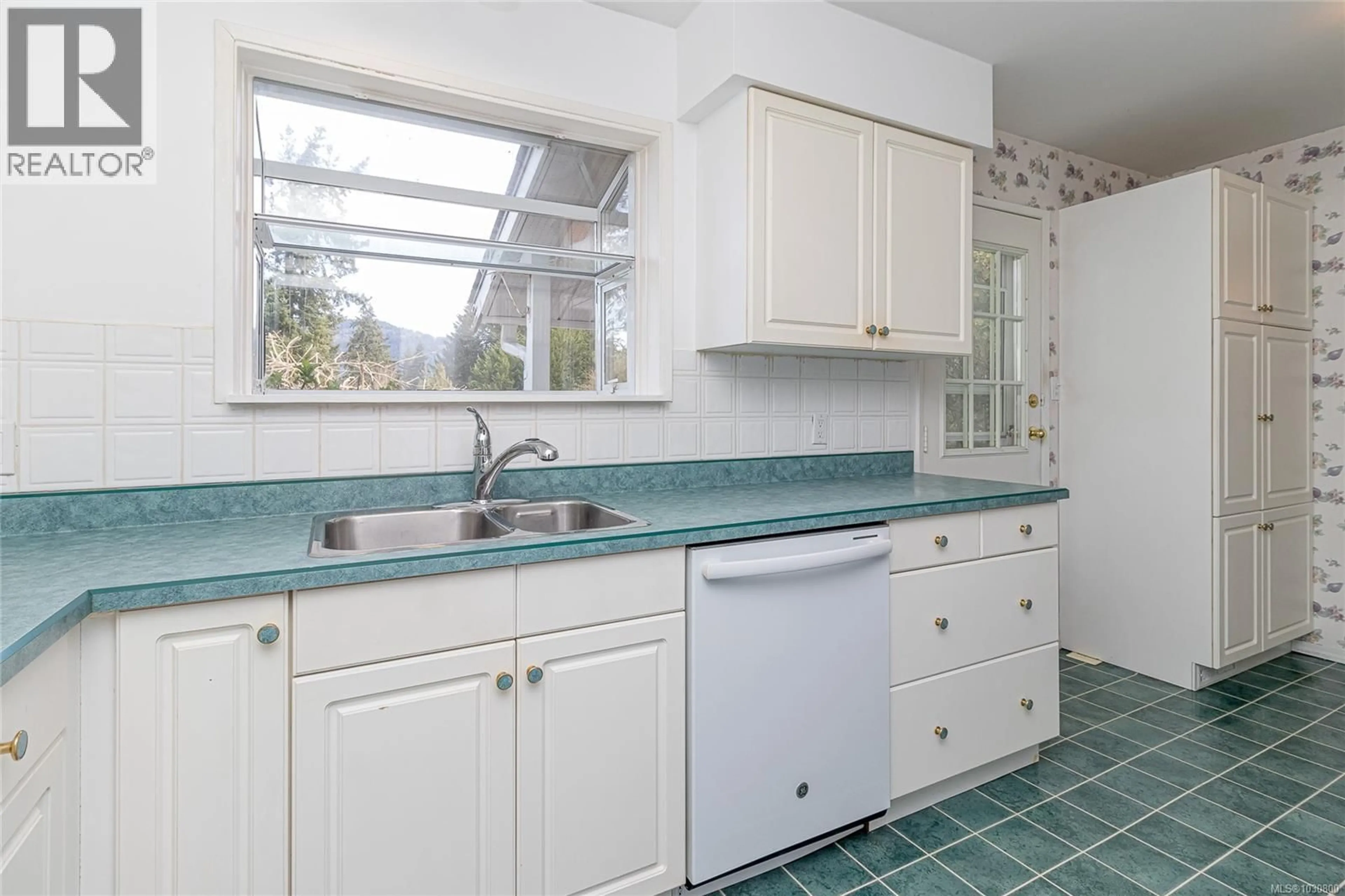 Standard kitchen, ceramic/tile floor for 1655 GLEN ROAD, Cowichan Bay British Columbia V0R1N1