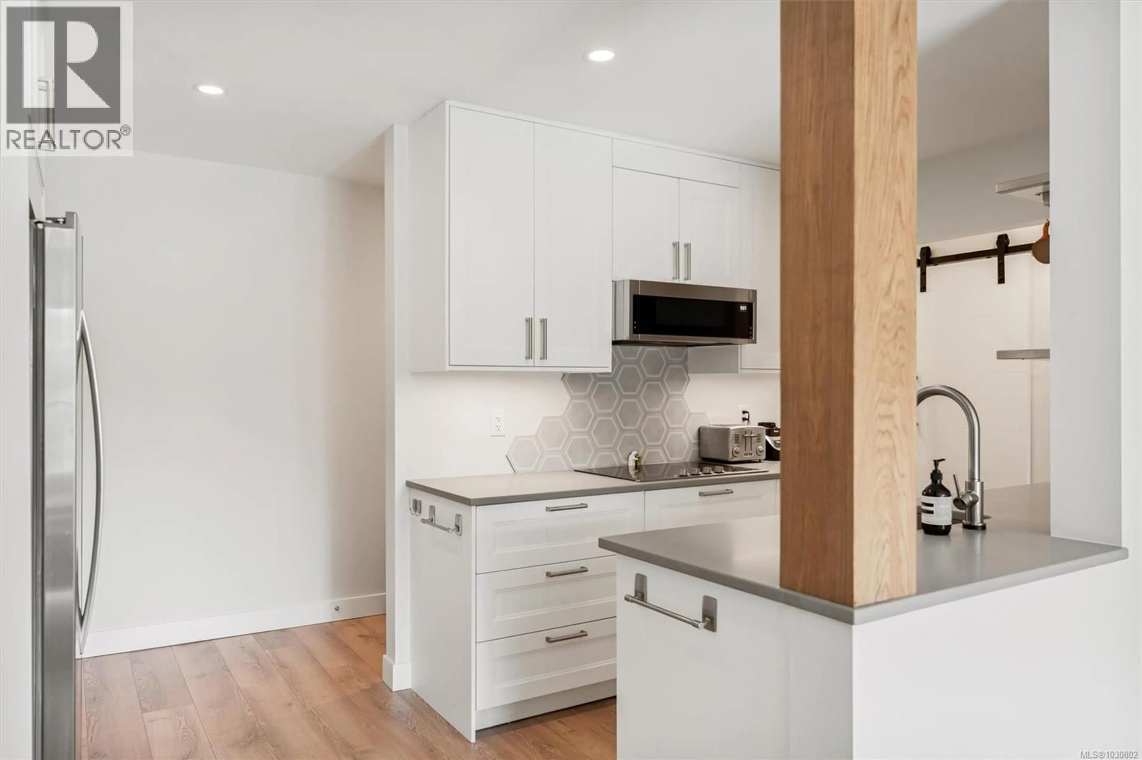 Open concept kitchen, wood/laminate floor for 301 - 1680 POPLAR AVENUE, Saanich British Columbia V8P4K7