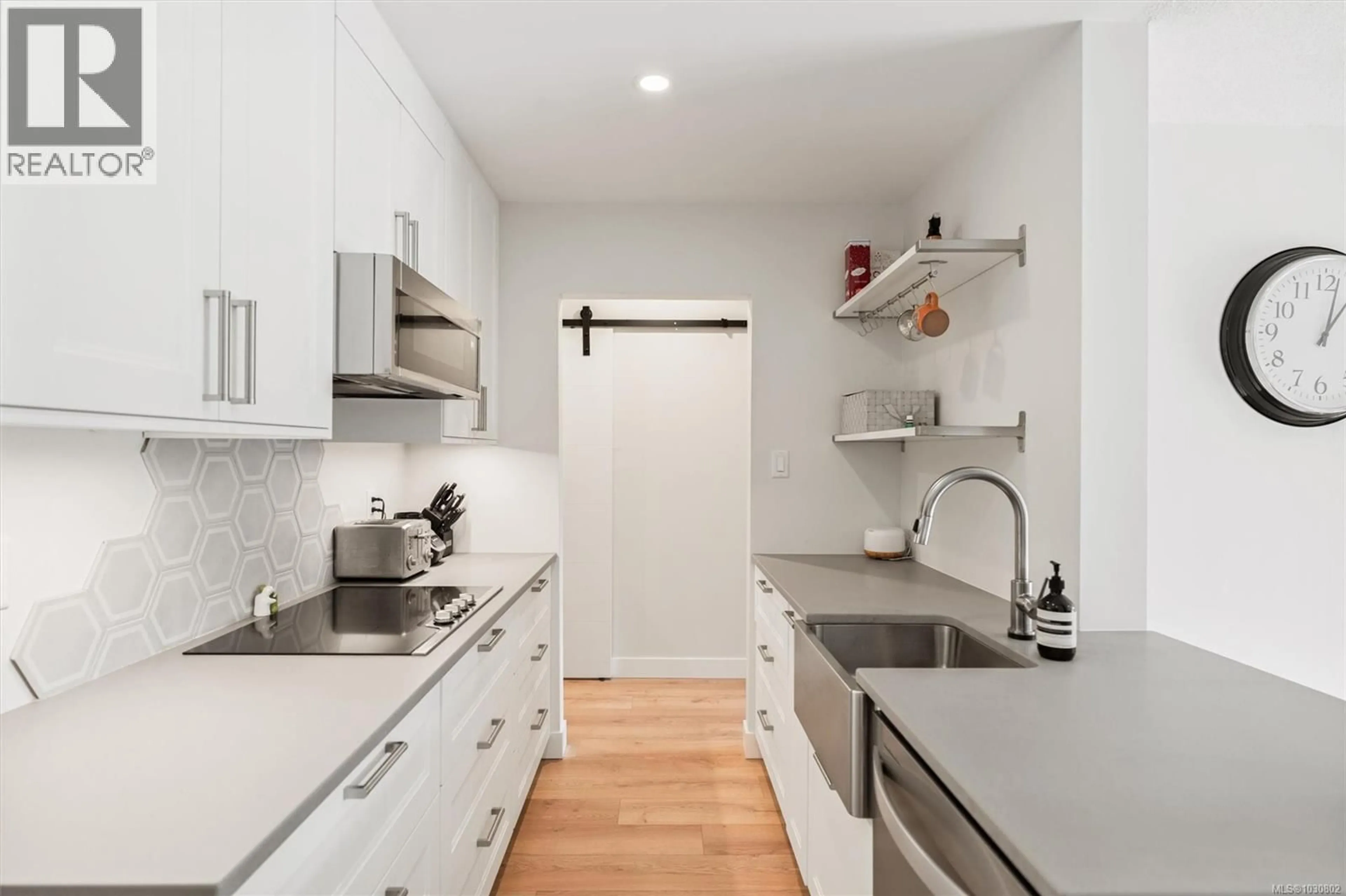 Unknown for 301 - 1680 POPLAR AVENUE, Saanich British Columbia V8P4K7