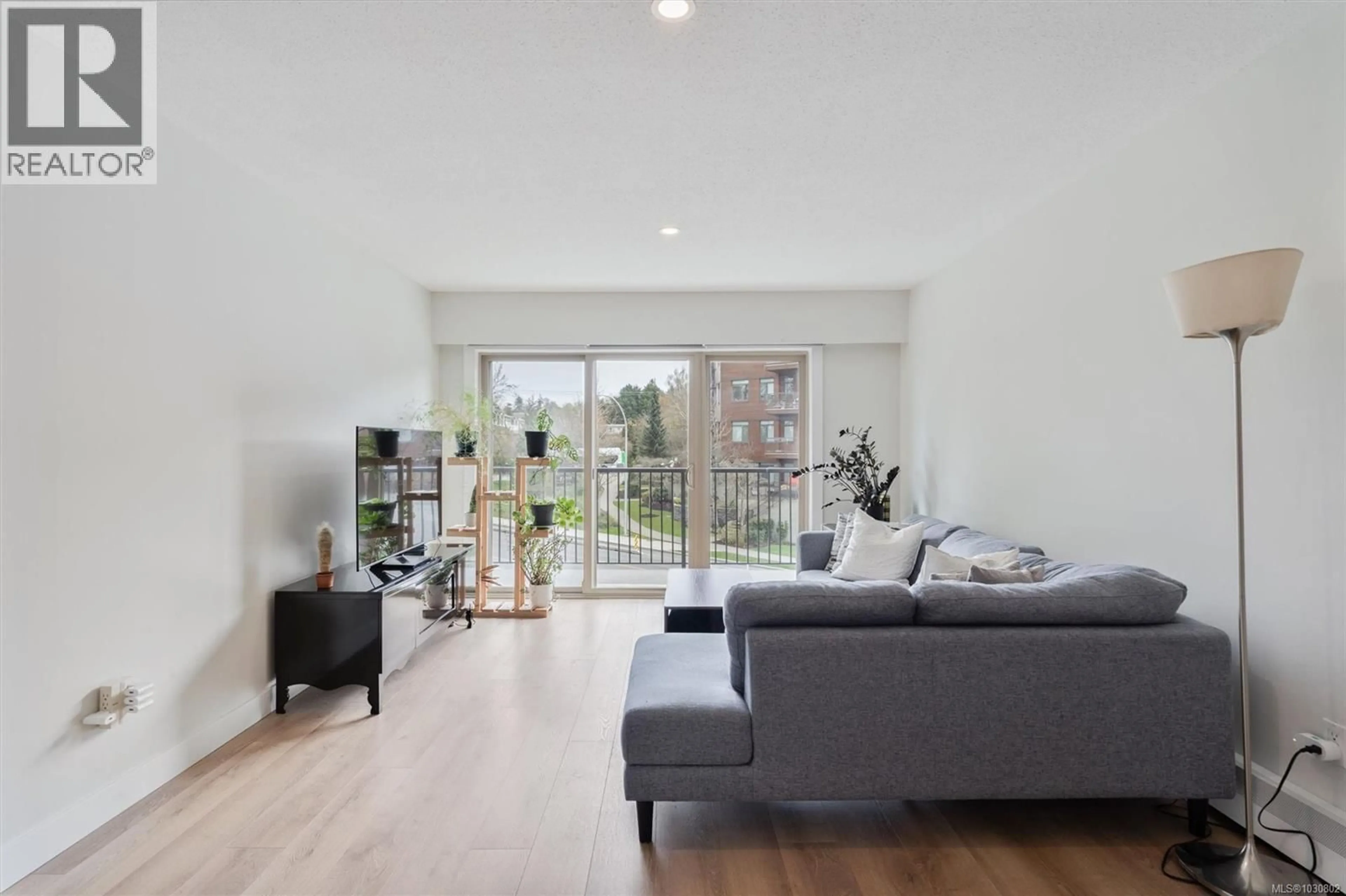 Living room with furniture, unknown for 301 - 1680 POPLAR AVENUE, Saanich British Columbia V8P4K7