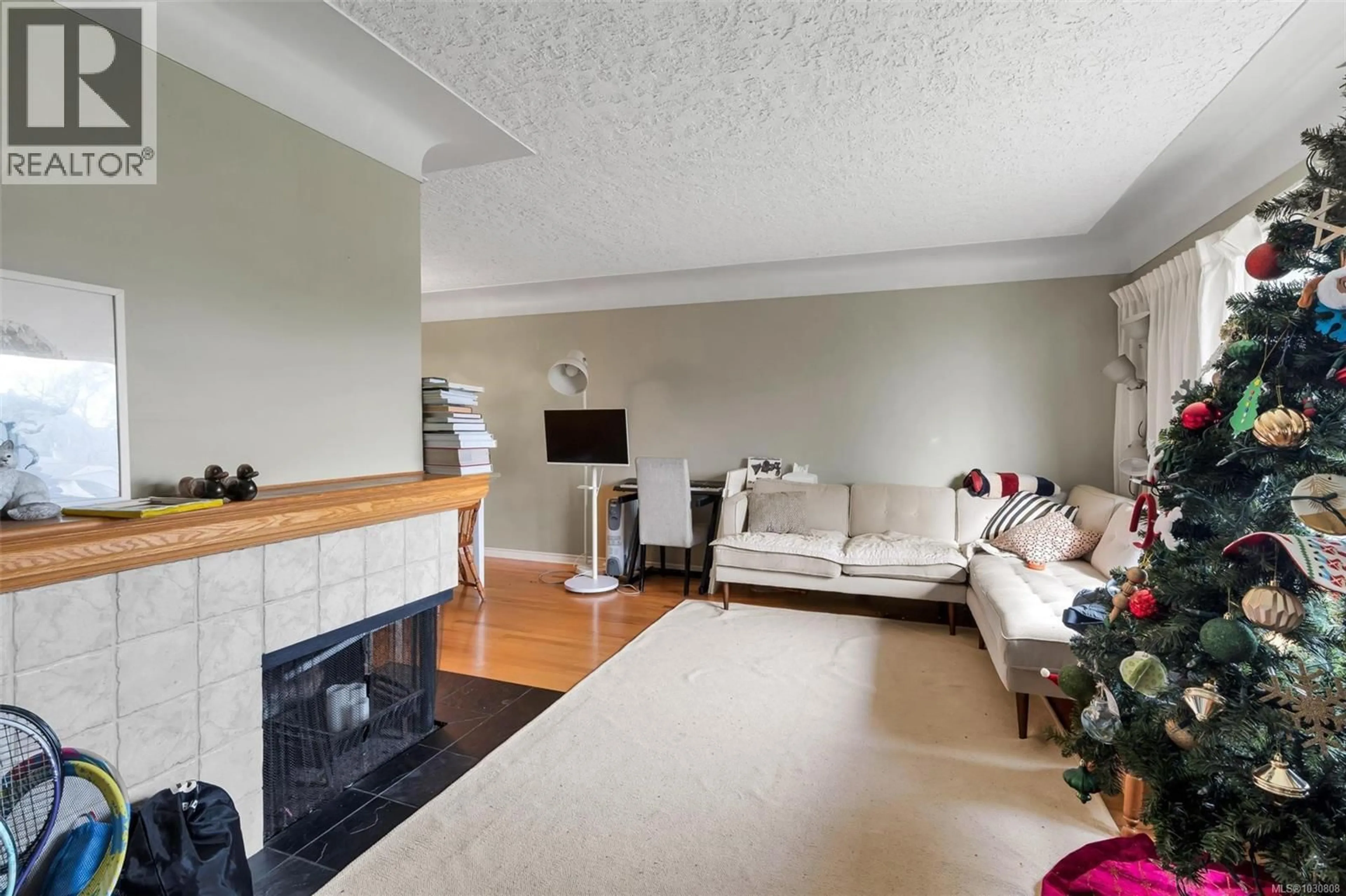 Living room with furniture, unknown for 3410 BROWNING STREET, Saanich British Columbia V8P4E1