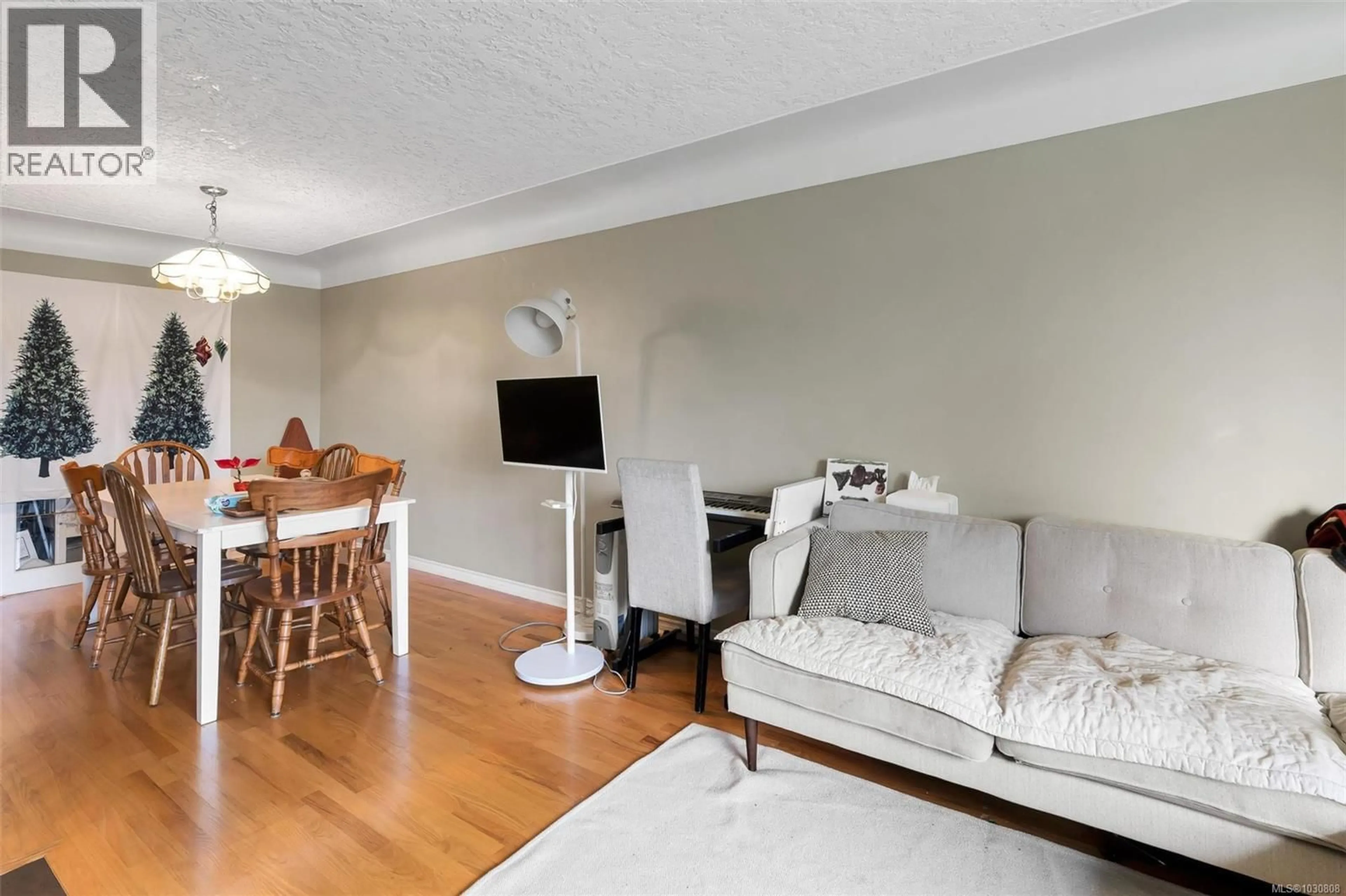 Living room with furniture, wood/laminate floor for 3410 BROWNING STREET, Saanich British Columbia V8P4E1