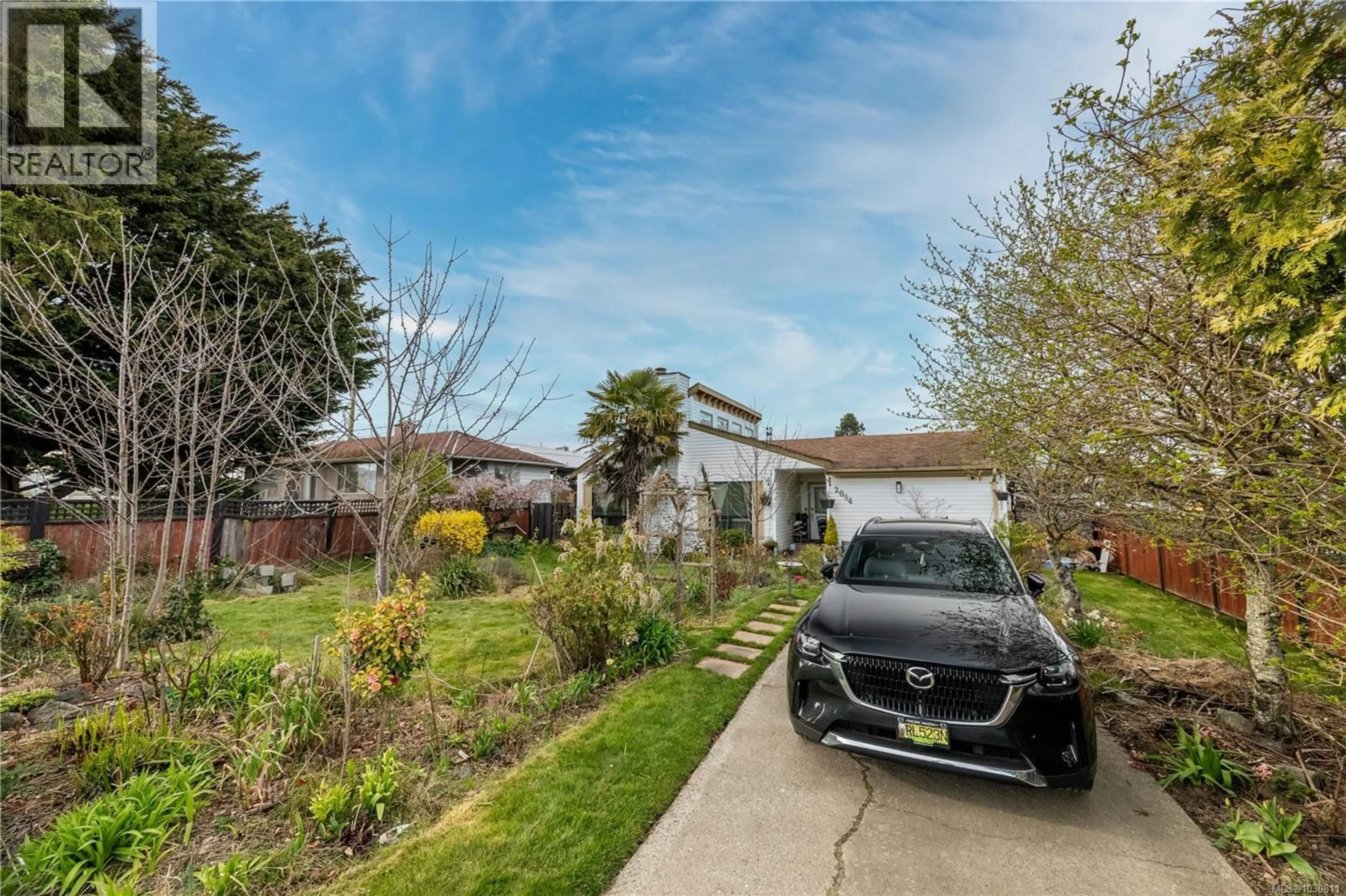 A pic from outside/outdoor area/front of a property/back of a property/a pic from drone, street for 2094 BEACON AVENUE, Sidney British Columbia V8L1W7