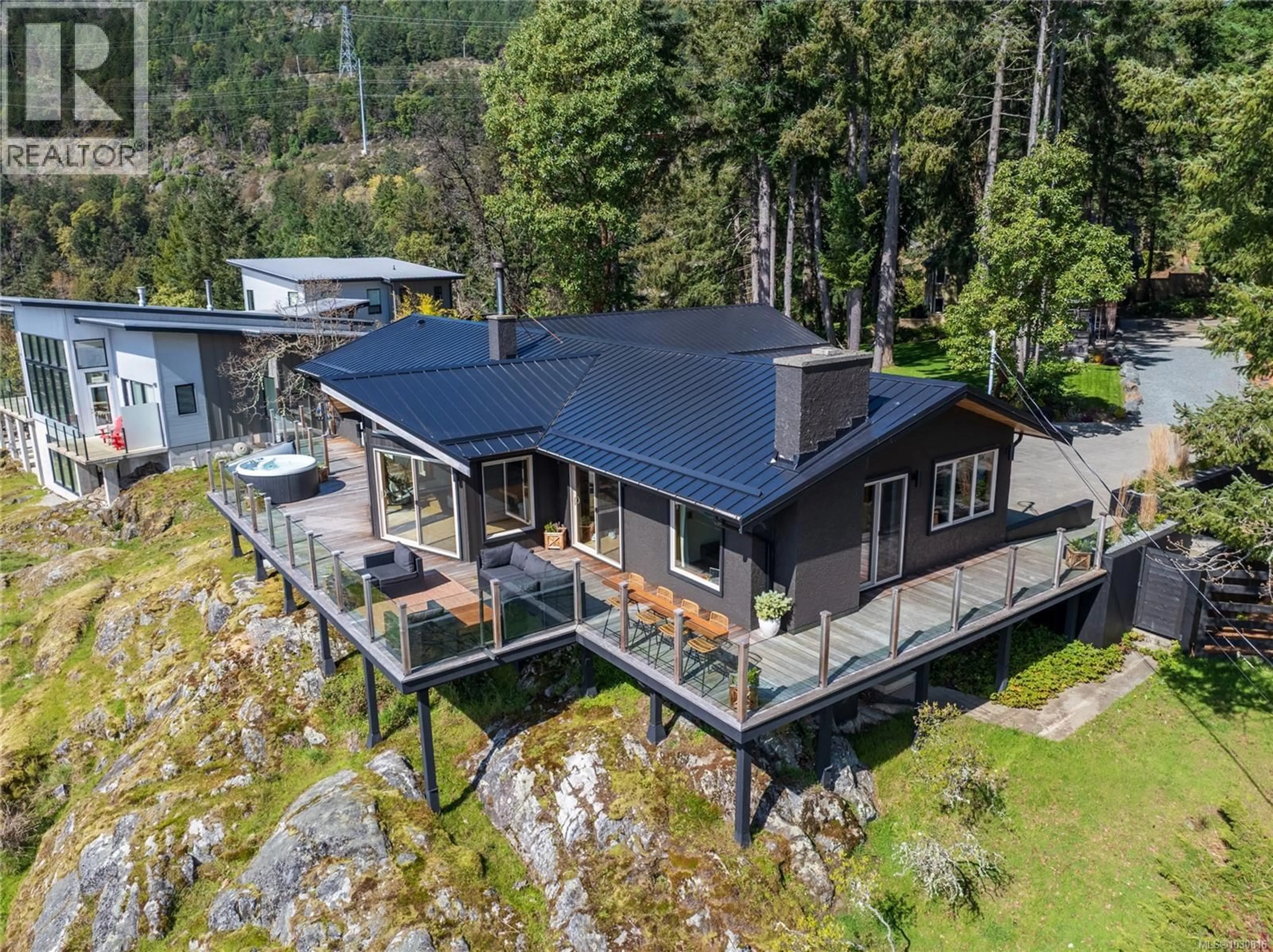 A pic from outside/outdoor area/front of a property/back of a property/a pic from drone, water/lake/river/ocean view for 543 BAYVIEW PLACE, Duncan British Columbia V9L5X7
