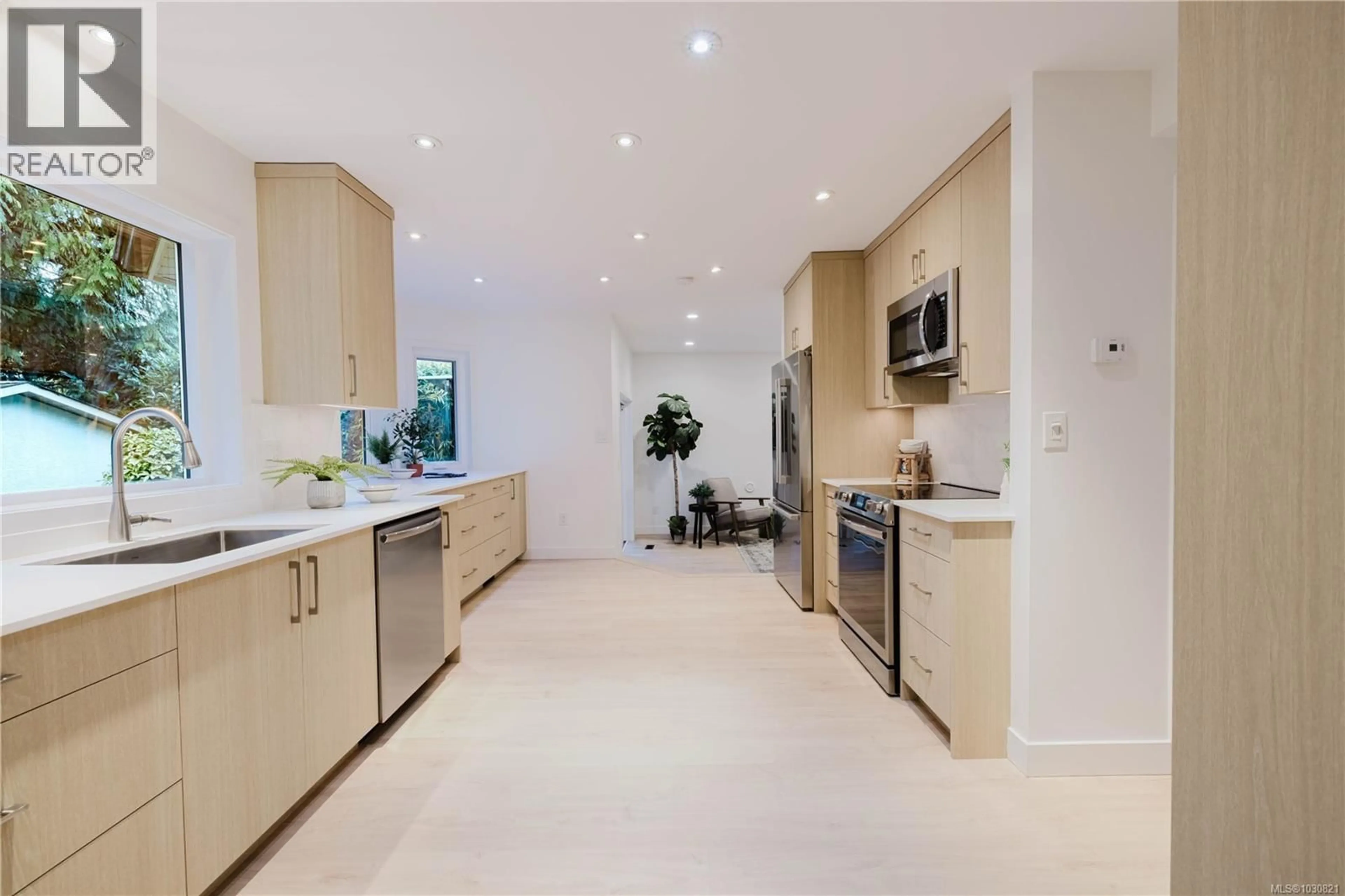 Contemporary kitchen, ceramic/tile floor for 5180 RUTLI MEADOWS PLACE, Saanich British Columbia V8Y1X6