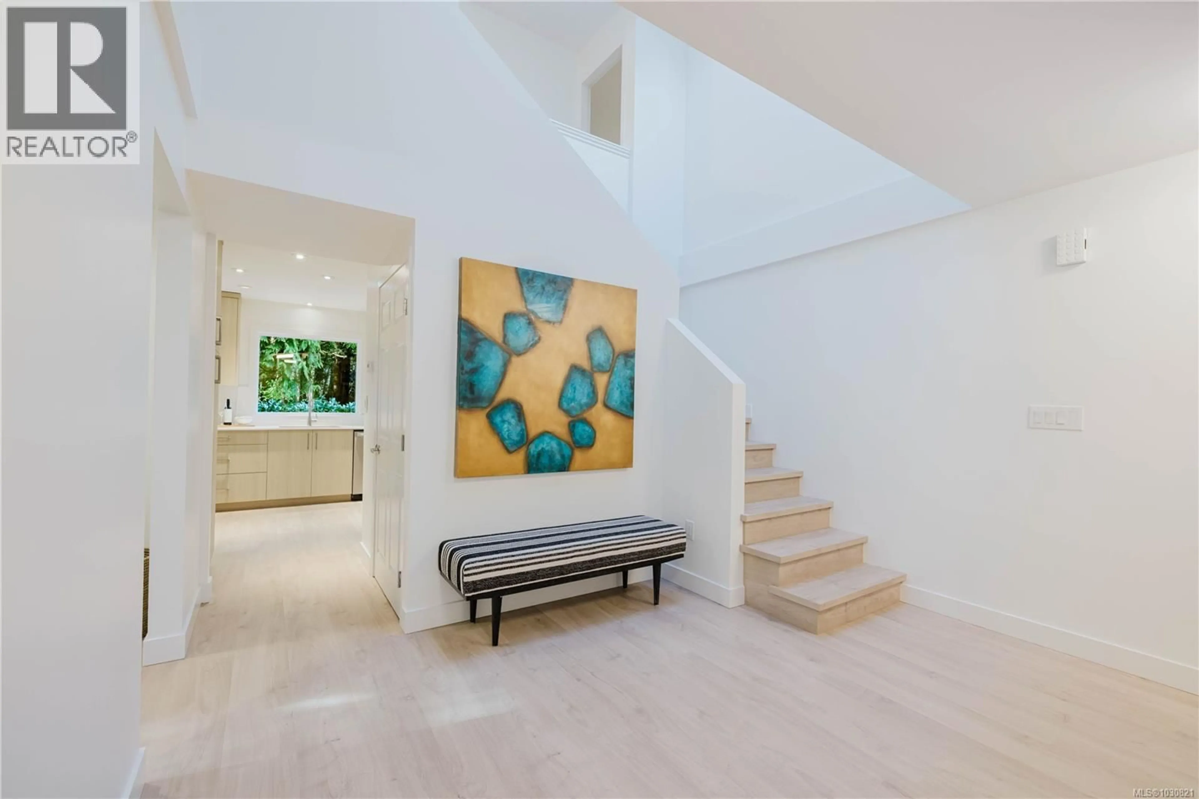 Indoor foyer for 5180 RUTLI MEADOWS PLACE, Saanich British Columbia V8Y1X6