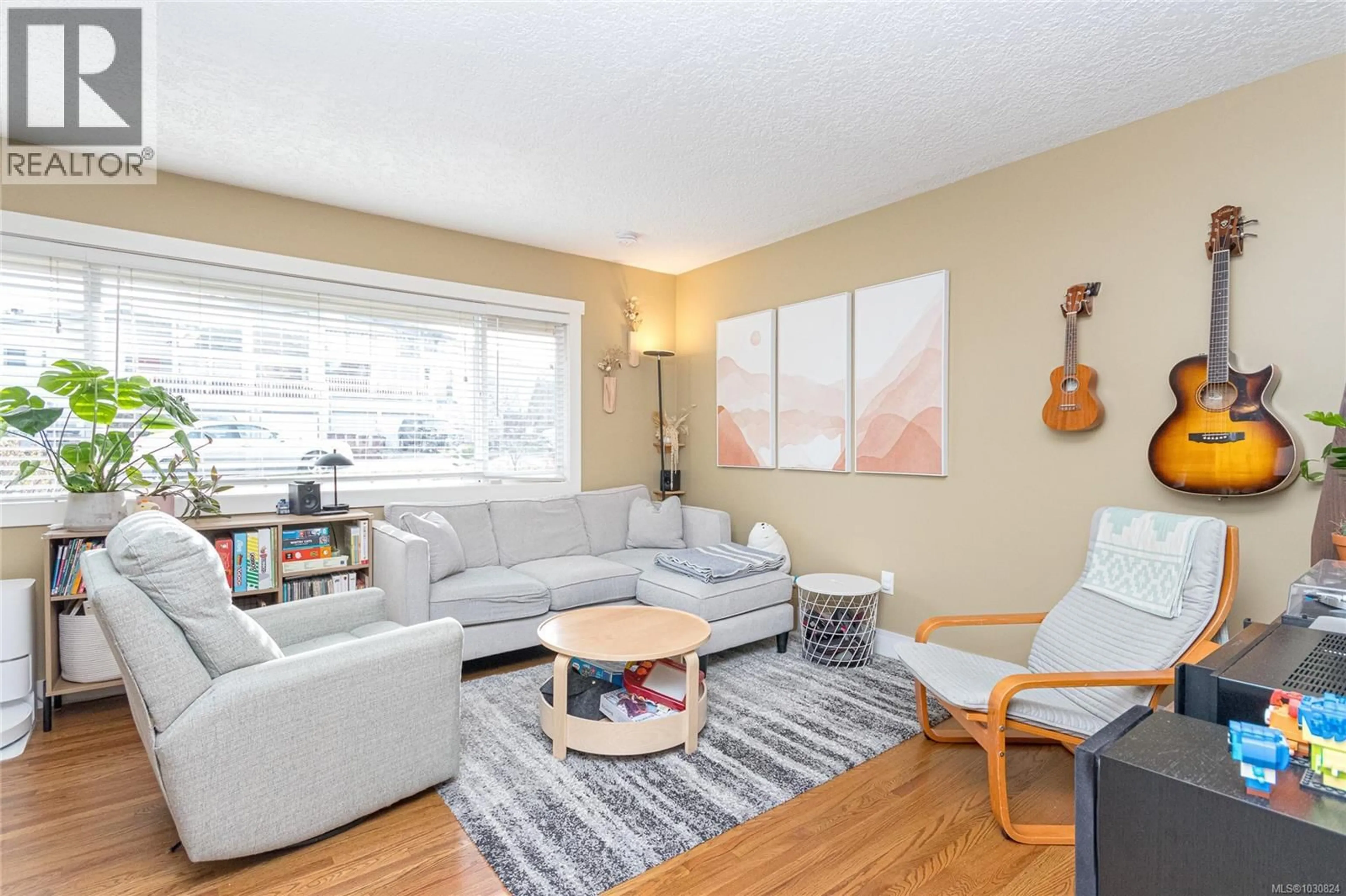 Living room with furniture, wood/laminate floor for 4162 BORDEN STREET, Saanich British Columbia V8X2G5